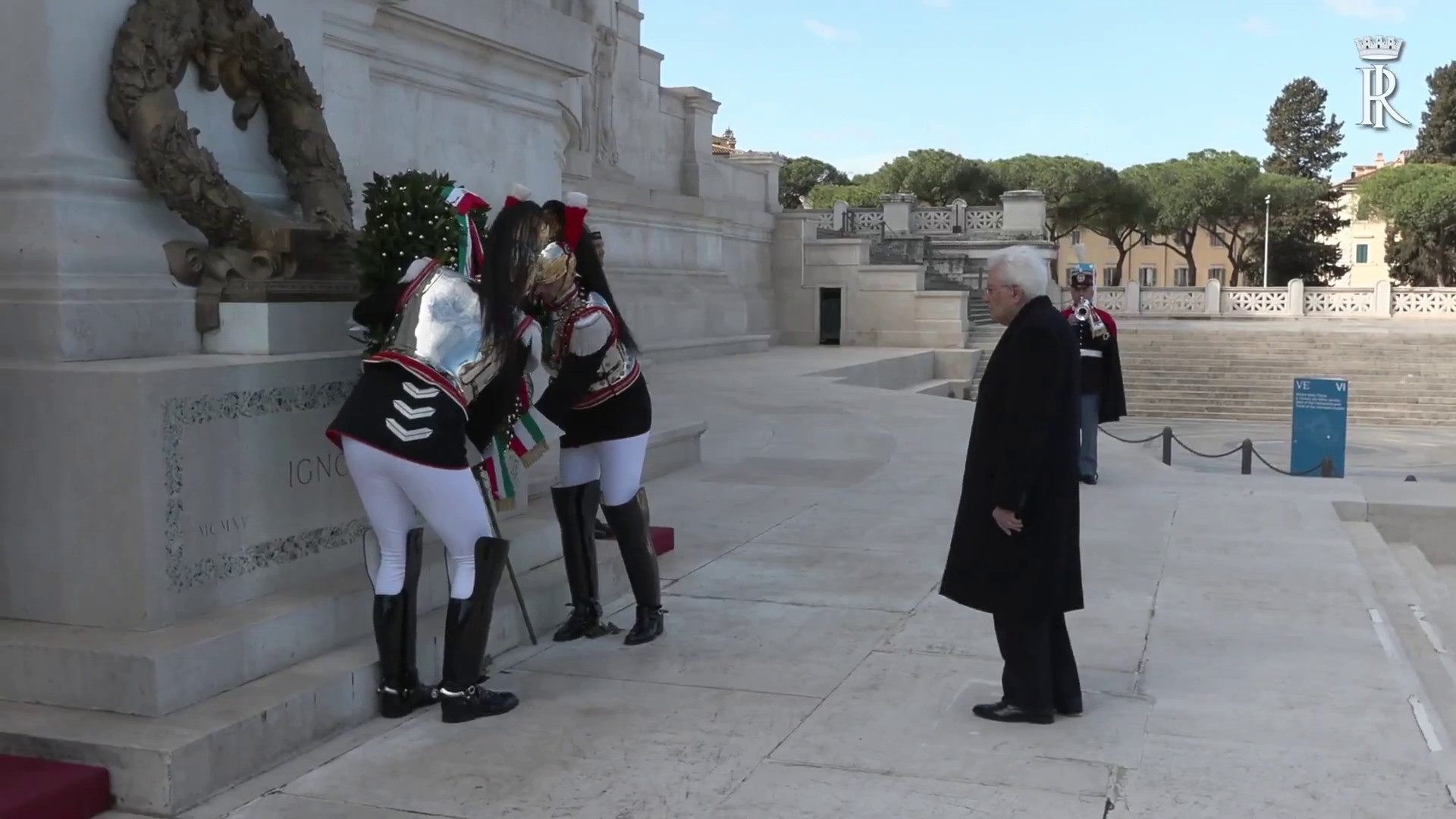 Unità Nazionale, Mattarella depone corona all'altare della Patria