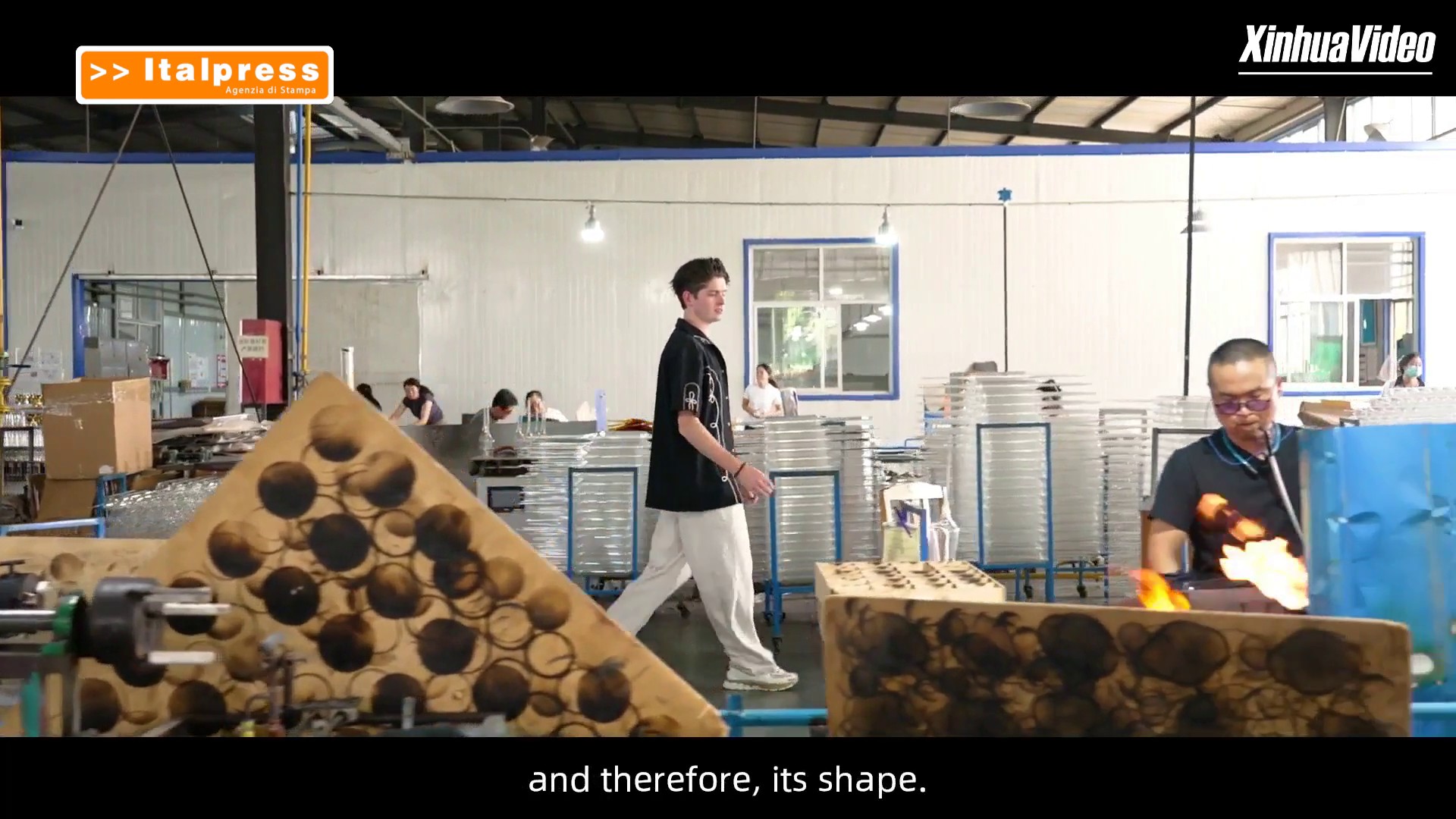 Cina: un vlogger britannico esplora l'arte della lavorazione del vetro a Hejian
