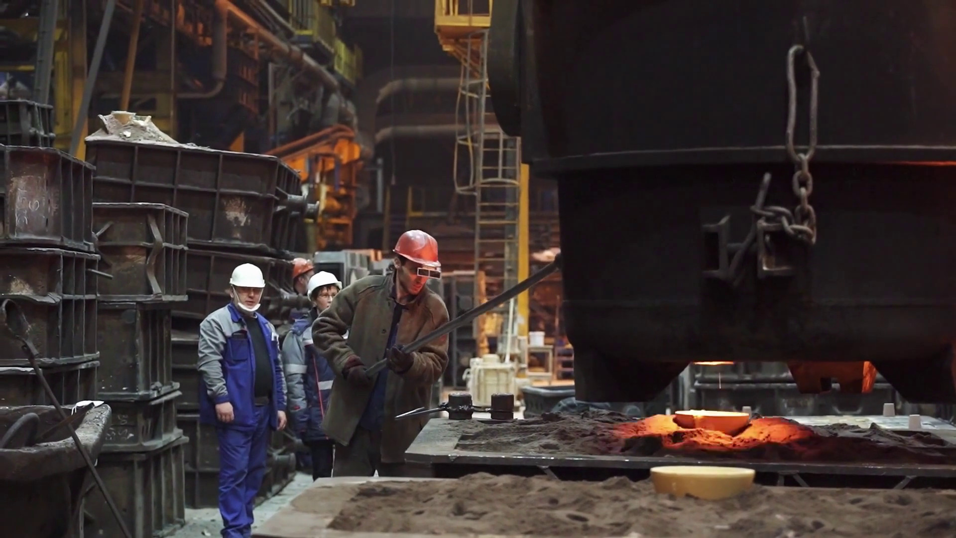 Produzione industriale ancora in calo su base annua