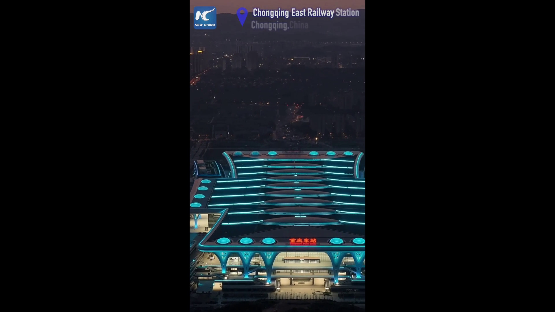 Cina, il design futuristico della stazione di Chongqing Est illumina la notte