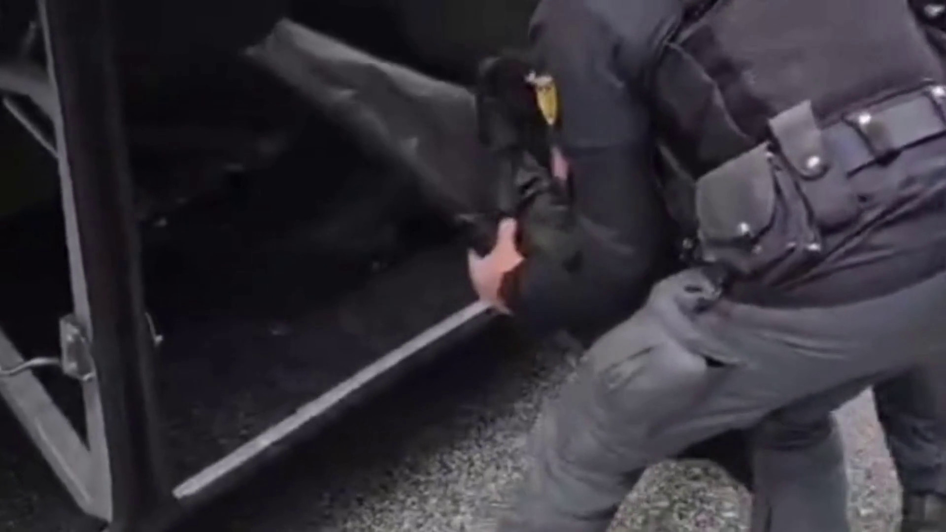 Controlli in vista di Roma-Stoccarda, trovate aste e bottiglie di vetro sui bus