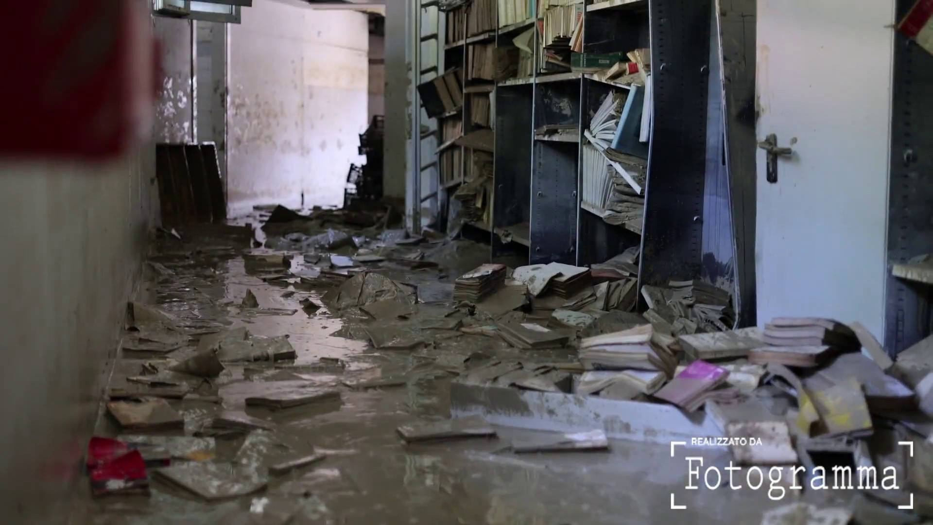 Alluvione, catena umana per salvare biblioteca del seminario di Forlì