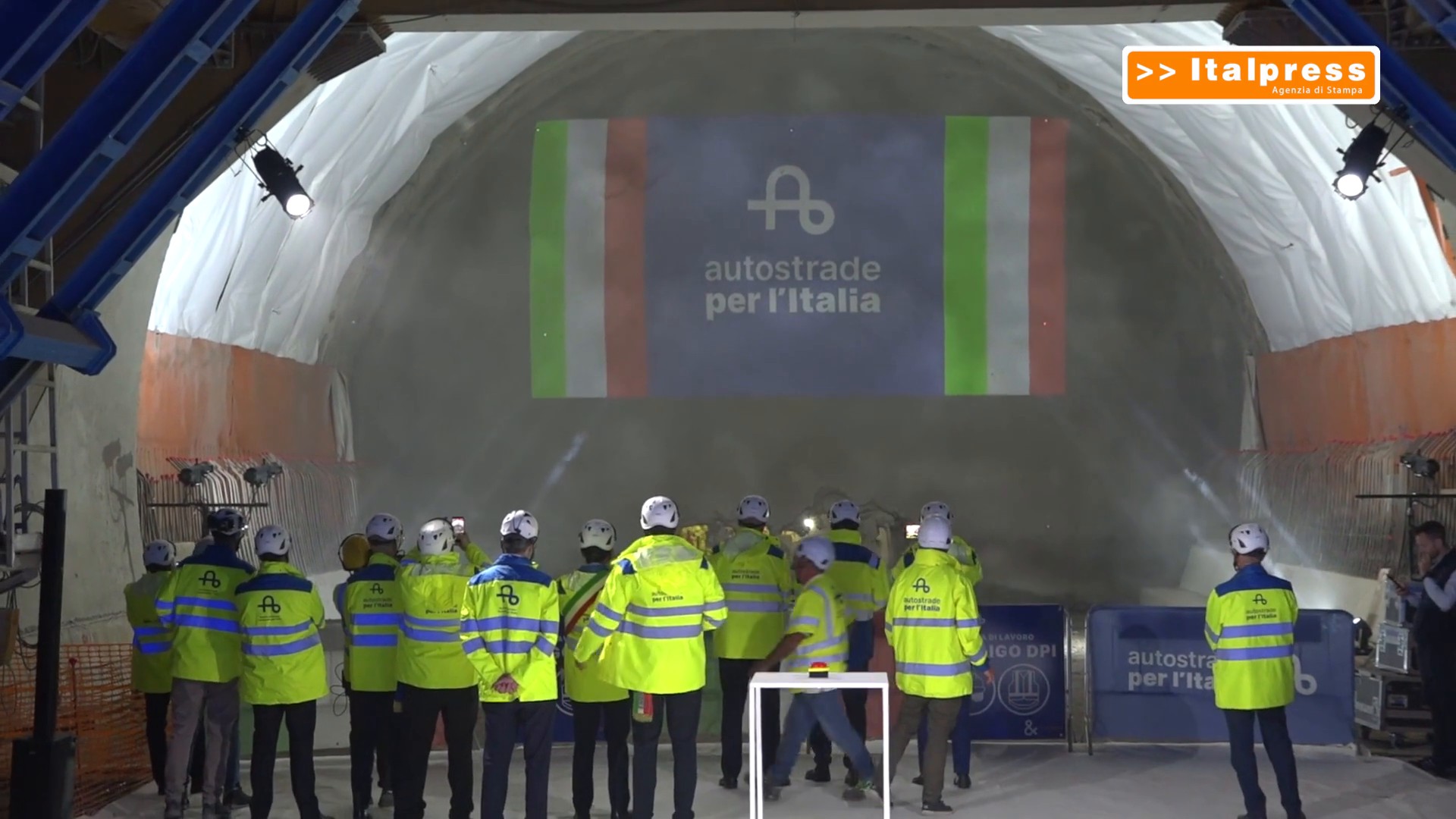 A1, caduto l'ultimo diaframma della galleria San Donato