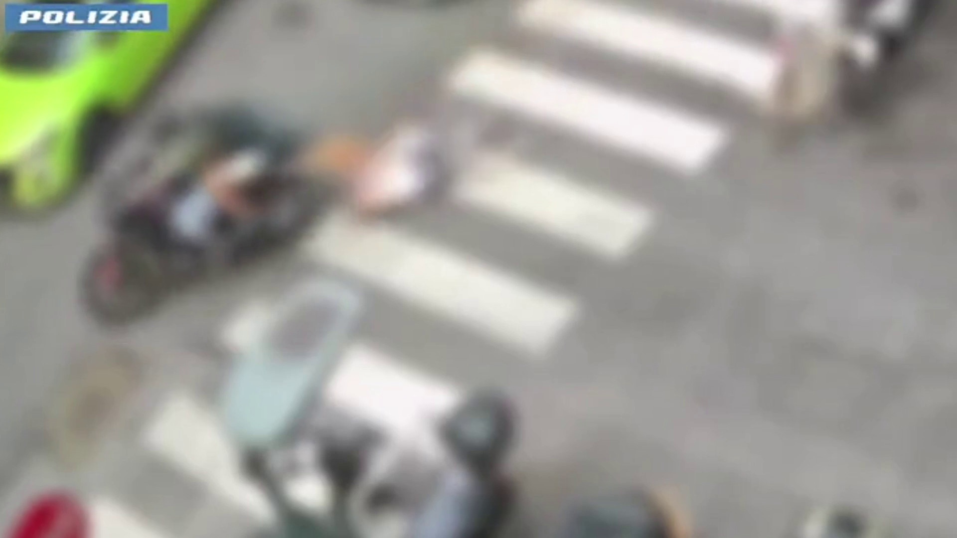 Trascinano anziana per strapparle la borsa, due fermati a Roma
