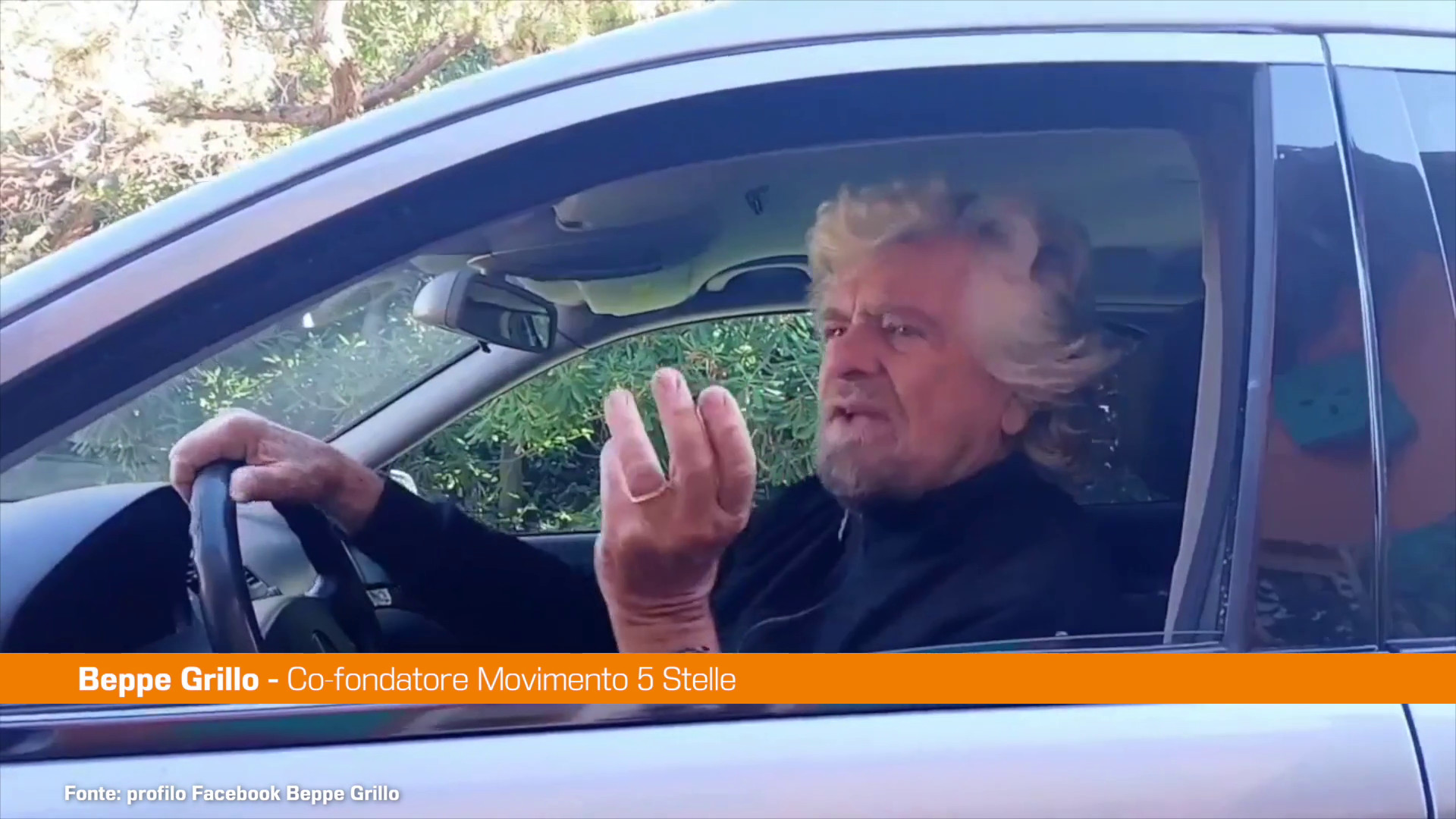 Grillo alla guida di un carro funebre “M5S morto ma compostabile”