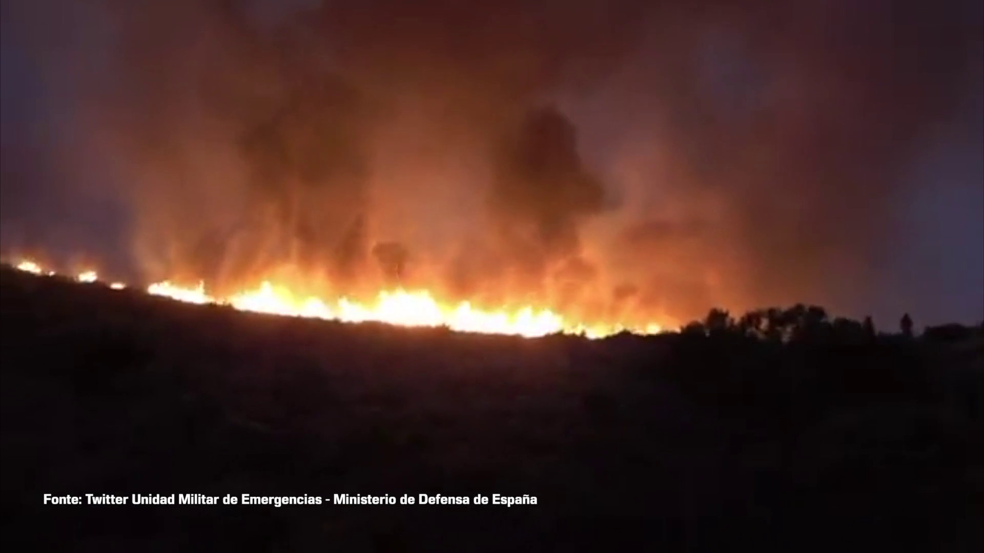 Elicotteri in azione per spegnere gli incendi in Sicilia e Sardegna