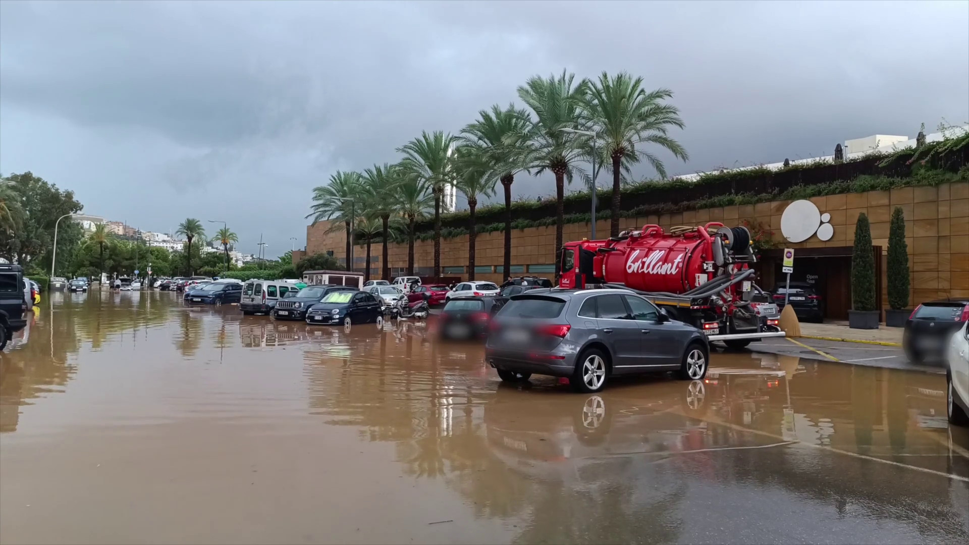 Maltempo, un nubifragio trasforma le strade di Ibiza in fiumi di fango