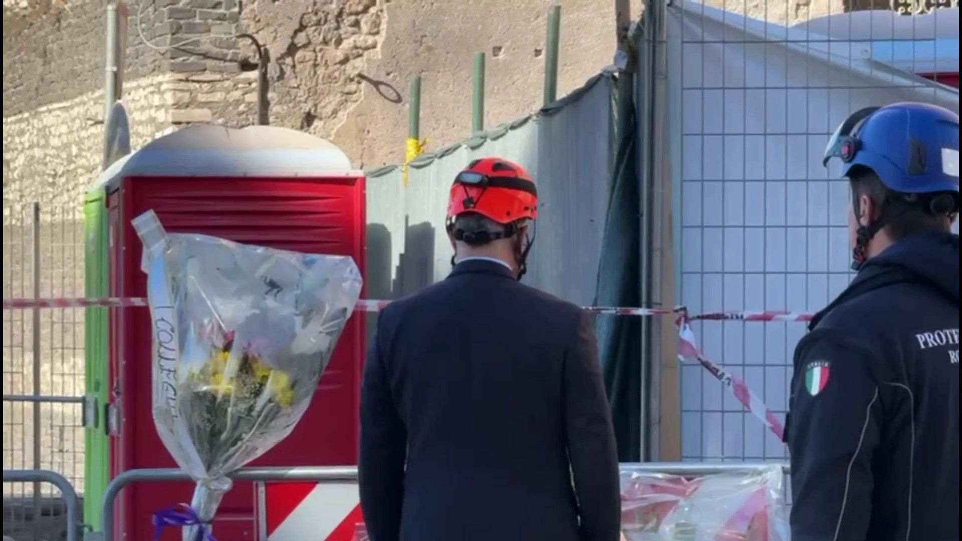 Crollo a Roma, Gualtieri depone mazzo di fiori in memoria dell'operaio morto