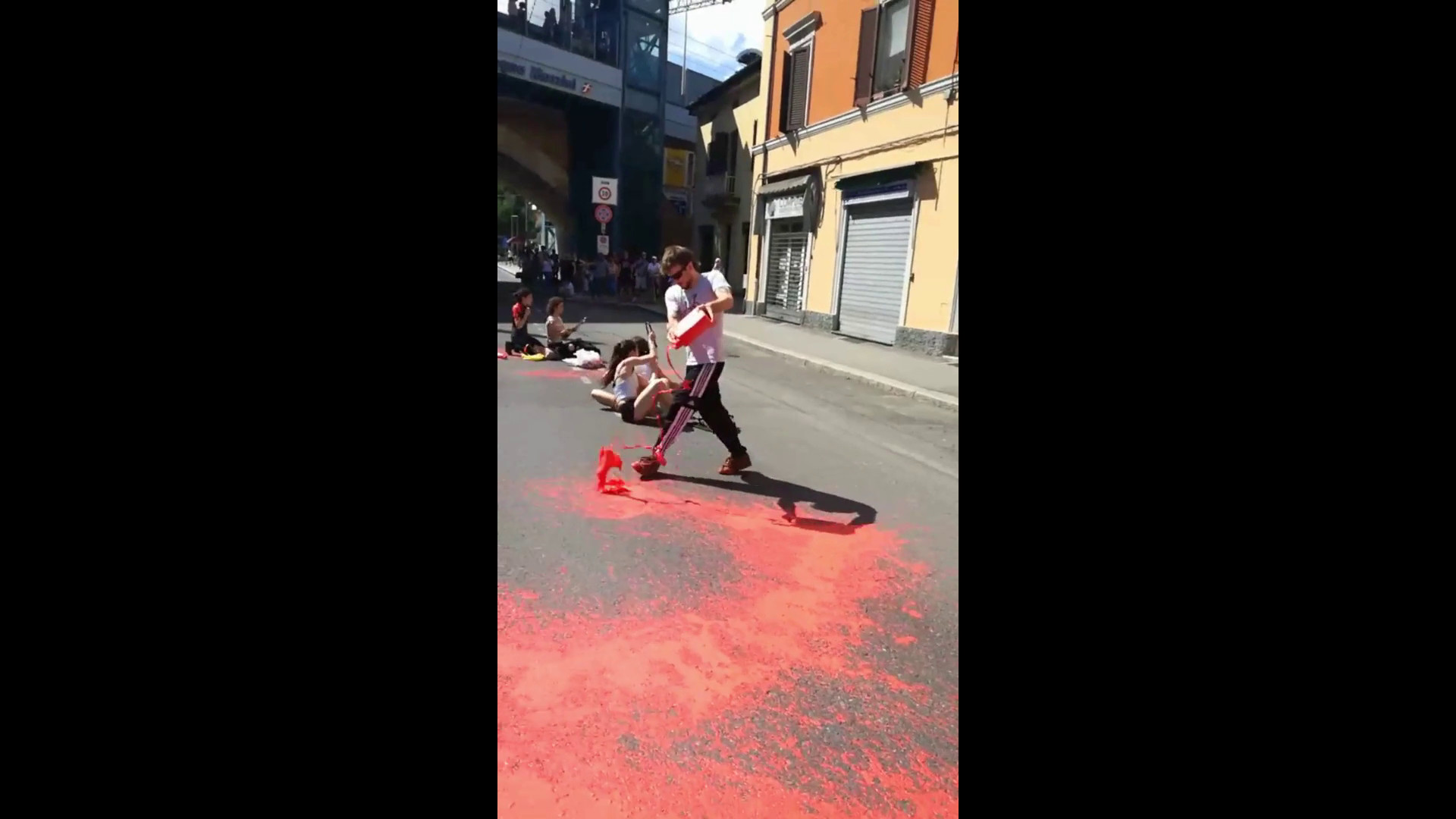 Tour de France, attivisti Ultima Generazione occupano strada a Bologna