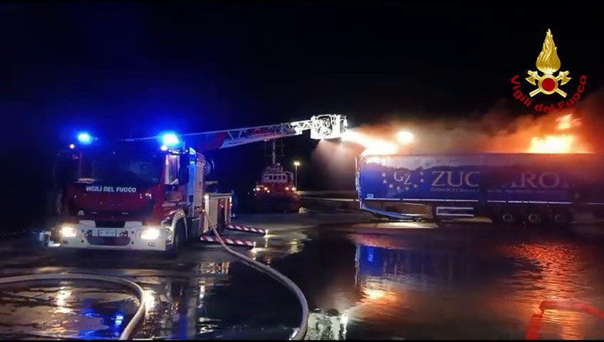 Container in fiamme al porto di Catania, in azione i vigili del fuoco