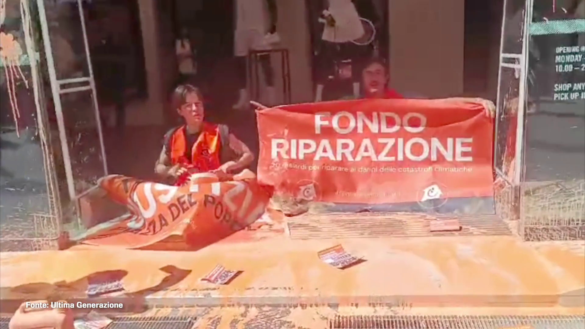 Blitz di Ultima Generazione a Roma, imbrattate vetrine a via del Corso