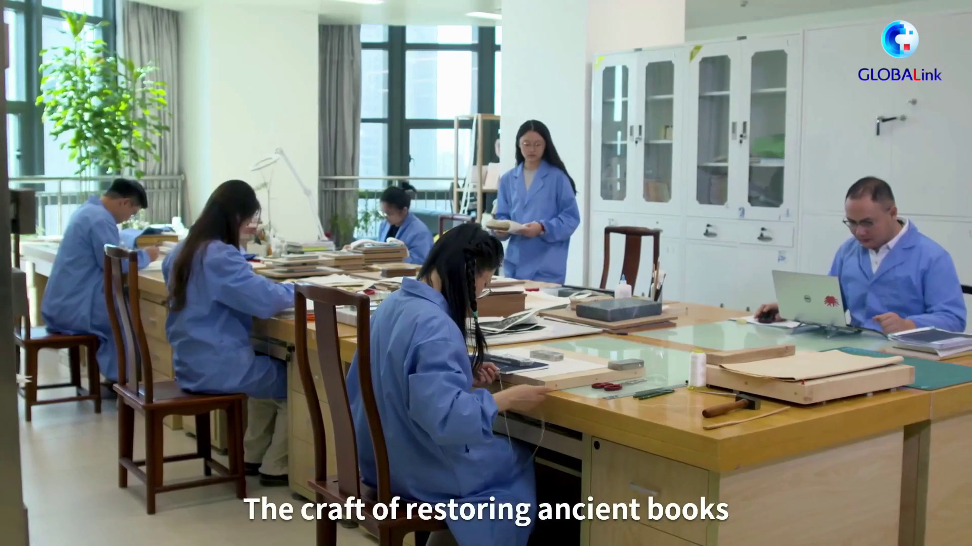 Cina, studente pachistano restaura testi antichi con "chirurgia sui libri"