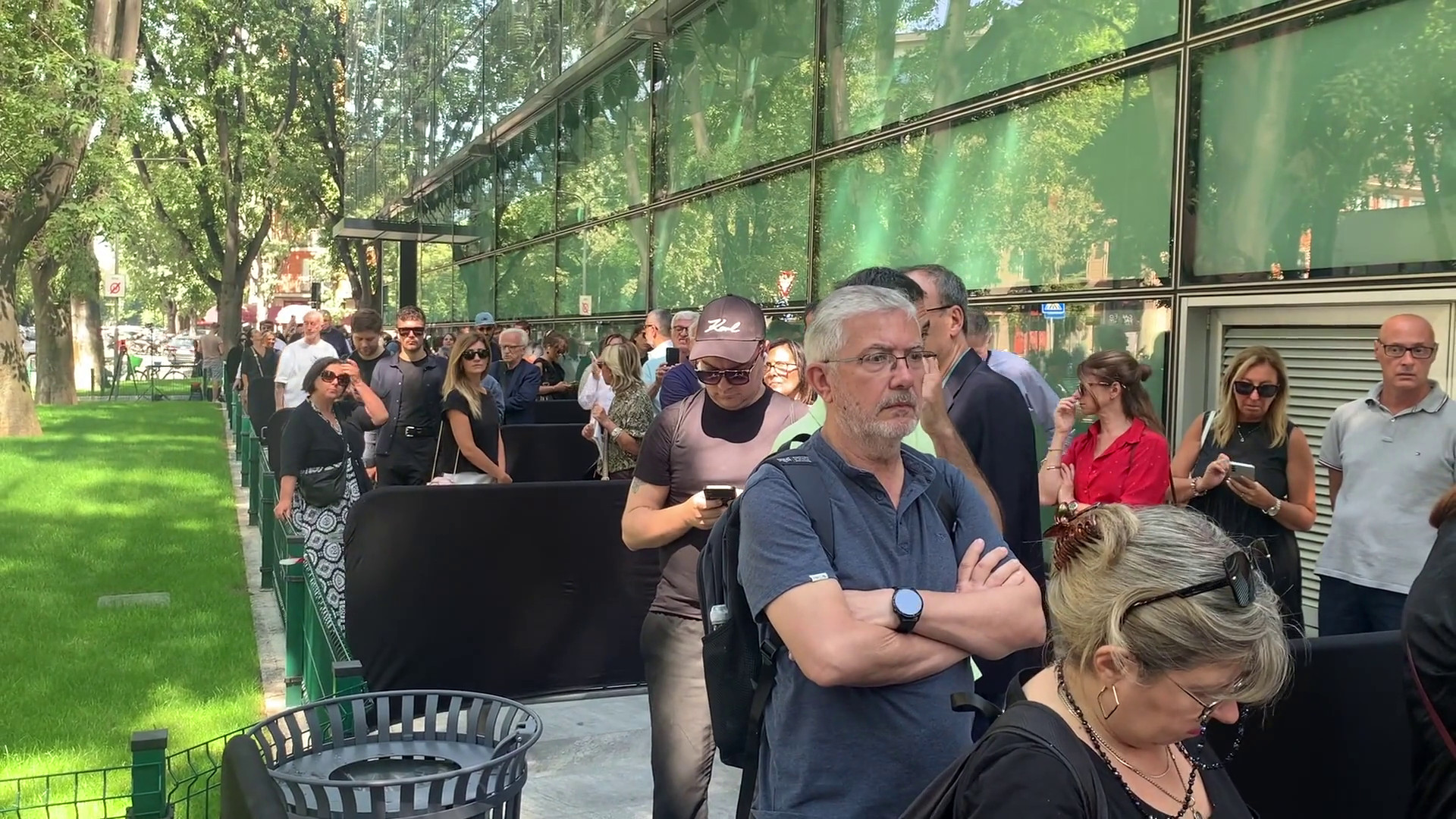 Folla in fila a Milano per Giorgio Armani 
