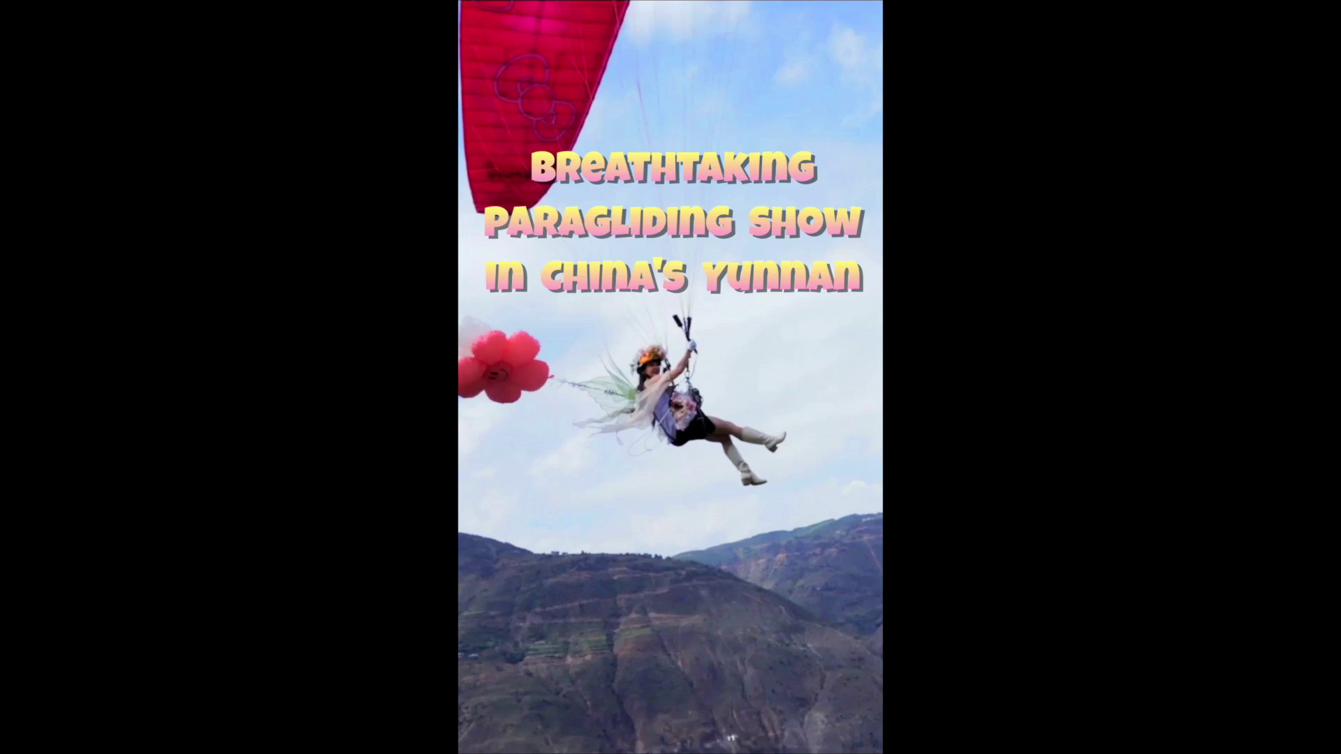Cina: spettacolare esibizione di parapendio nello Yunnan