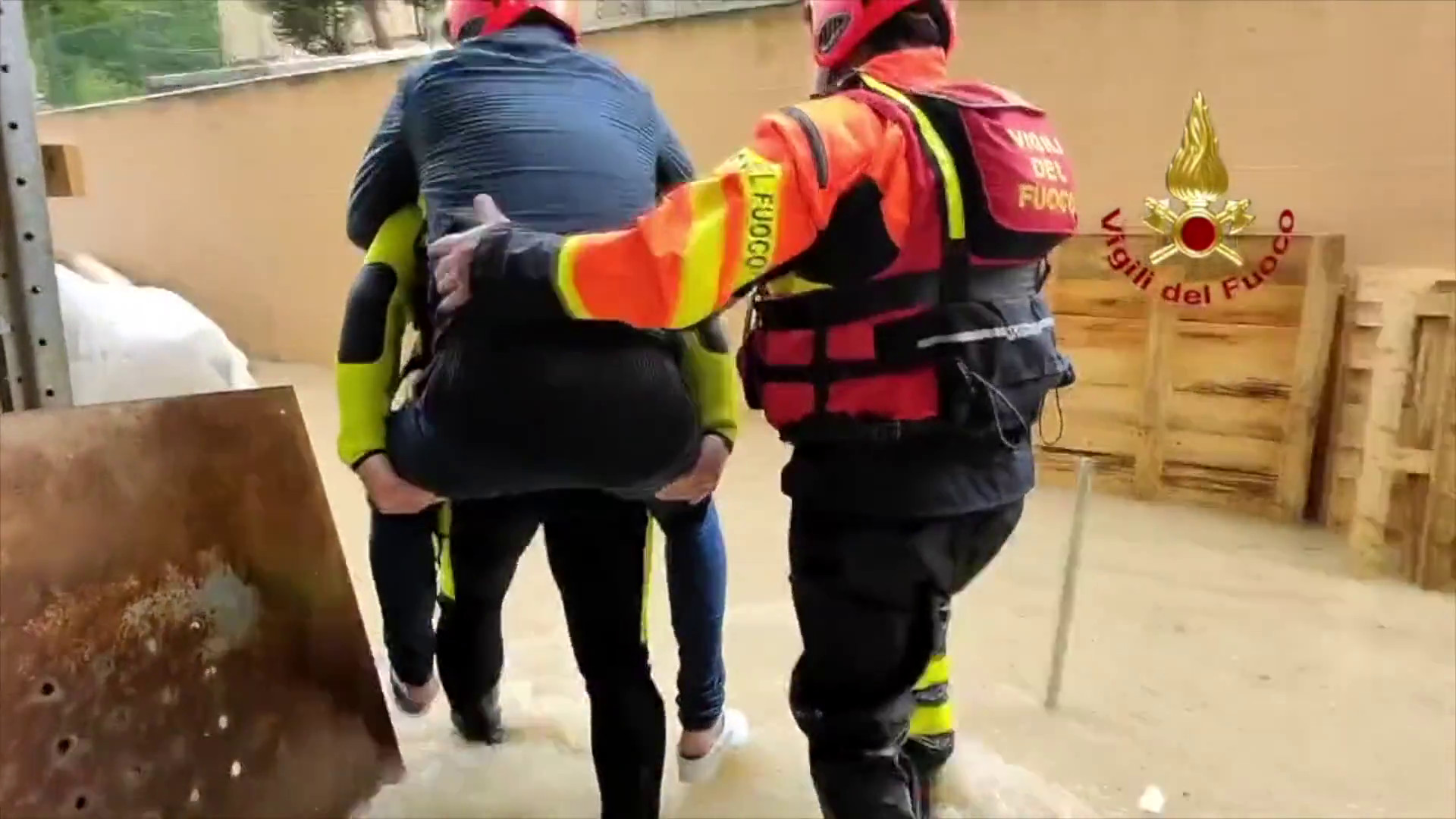 Operaio bloccato a Riccione per il maltempo, le immagini del soccorso
