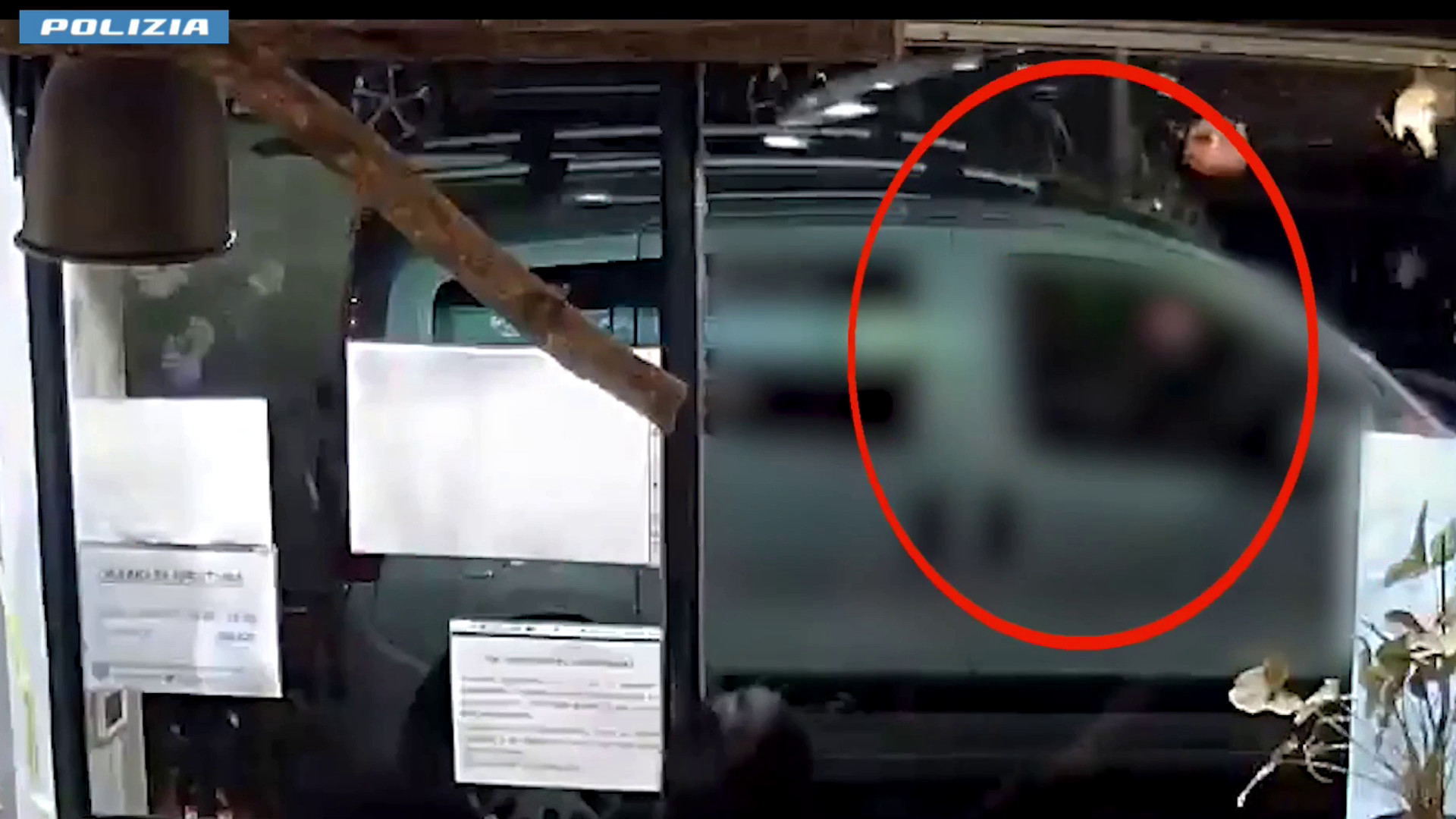 Rapina con pistola a Milano per rubare uno zaino, 3 arresti