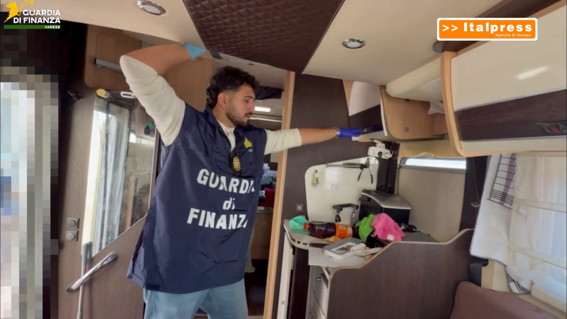 Droga e armi nascoste in un caravan nei boschi del Varesotto, tre arresti