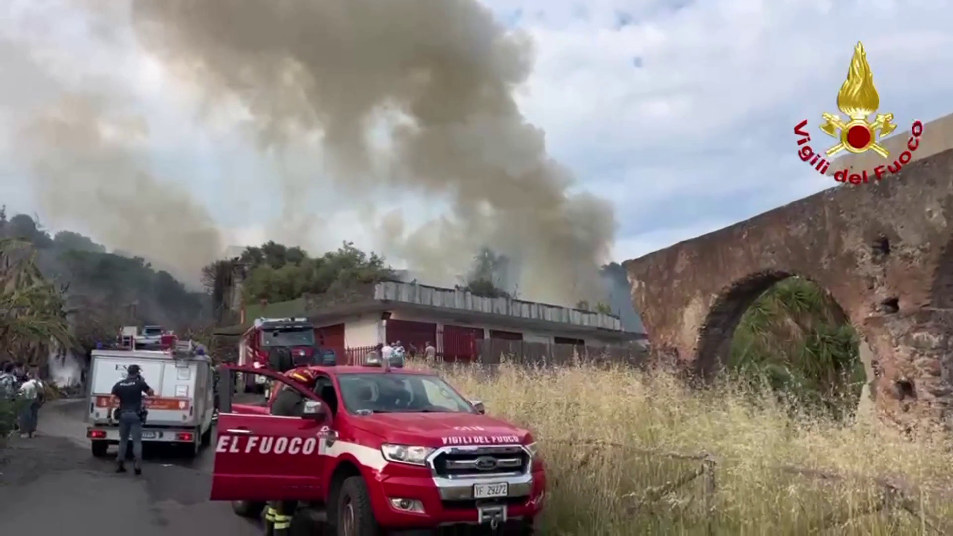 Vasto incendio a Catania nella zona della Timpa di Leucatia