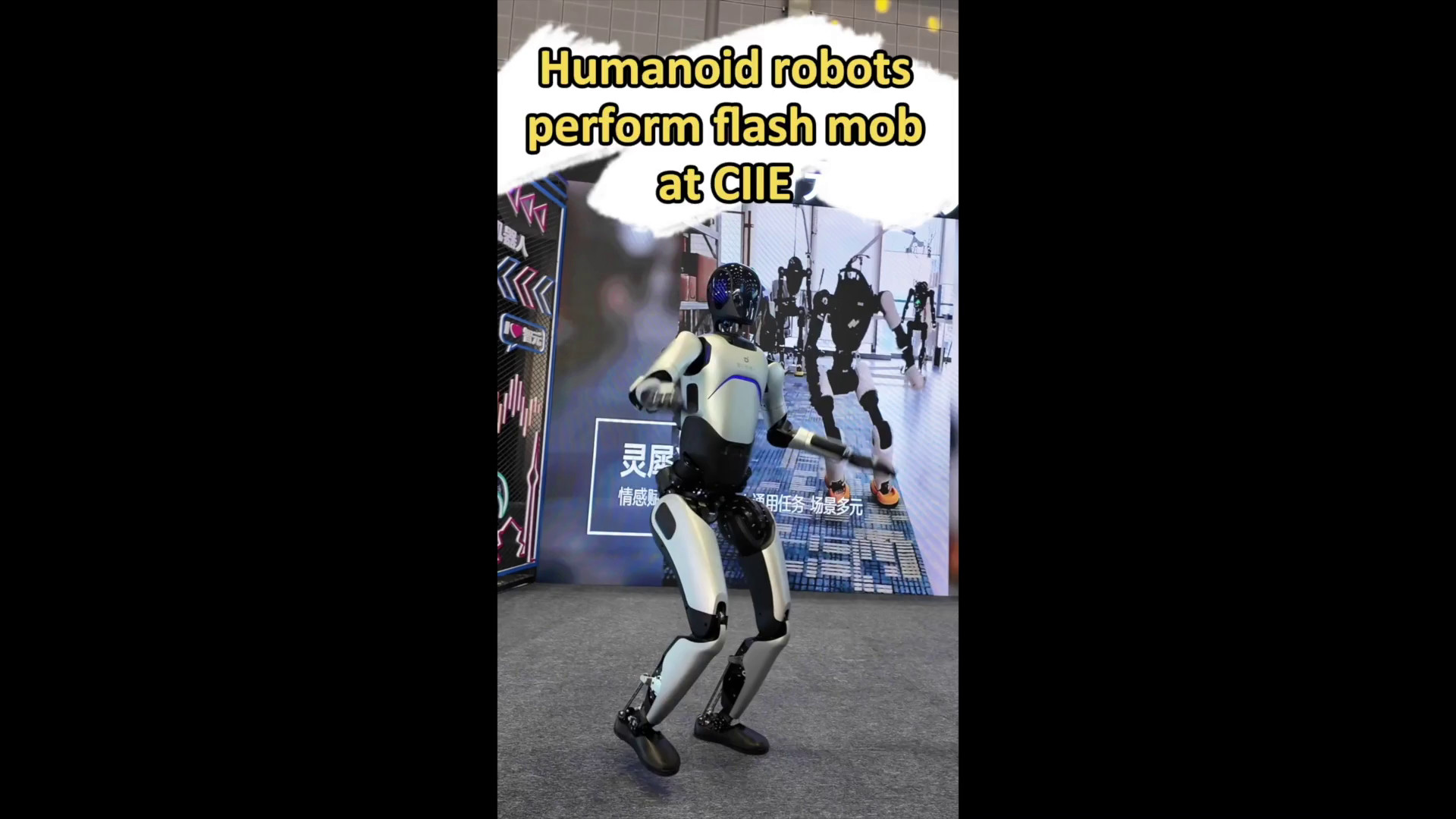 Cina: robot umanoidi si esibiscono in un flash mob alla CIIE