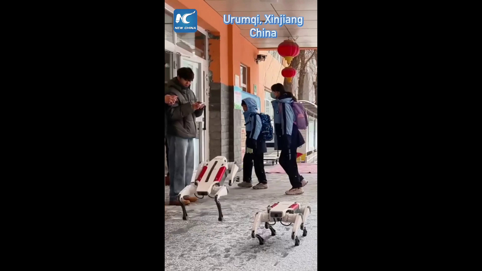 Cina: robot accolgono gli studenti al primo giorno di scuola