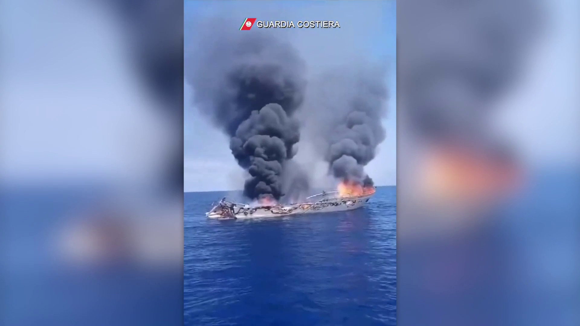 Barca in fiamme nel Cilento, salvate due persone