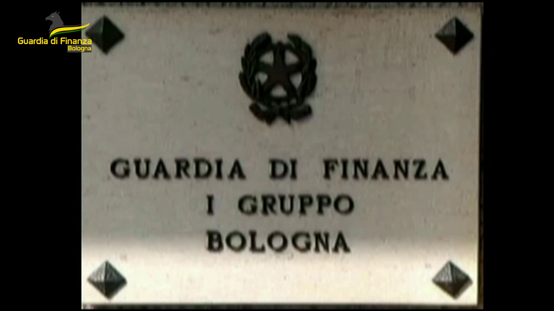 Due chili e mezzo di eroina in valigia a Bologna, le immagini