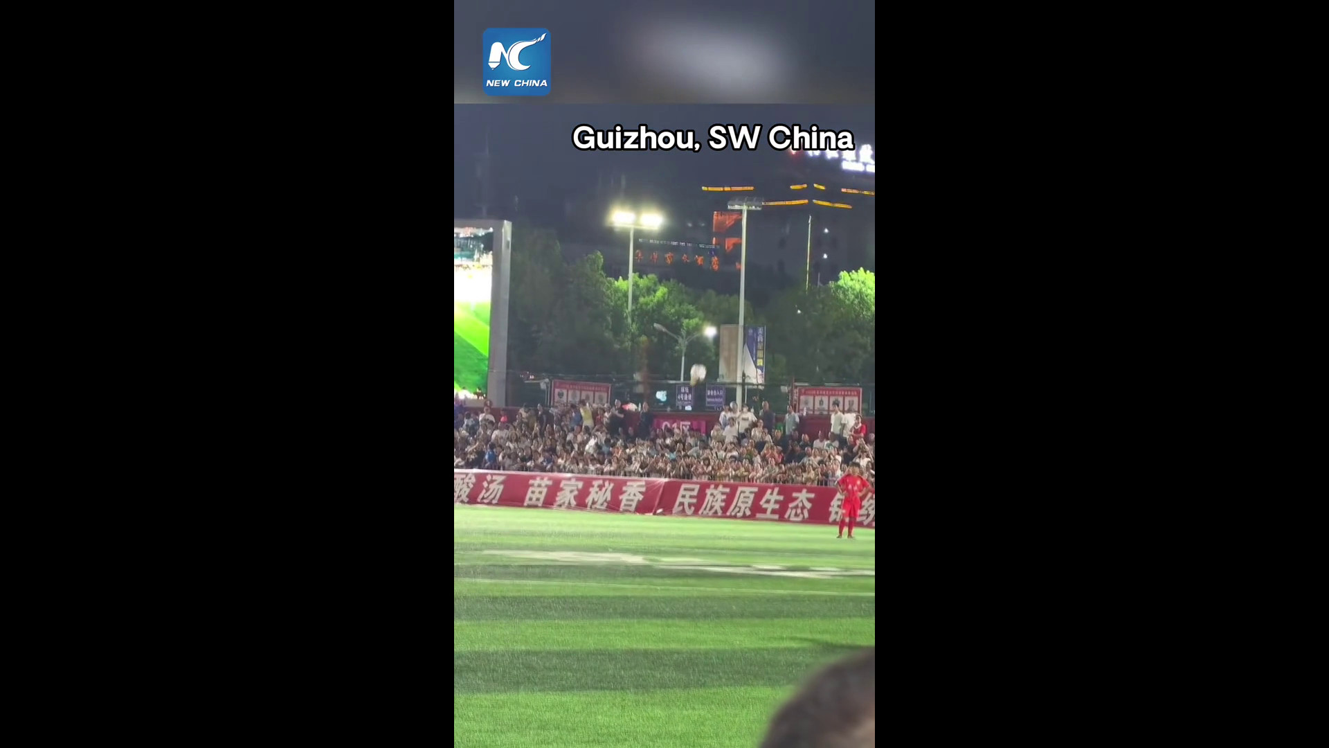 Cina, drone consegna il pallone alla finale della 