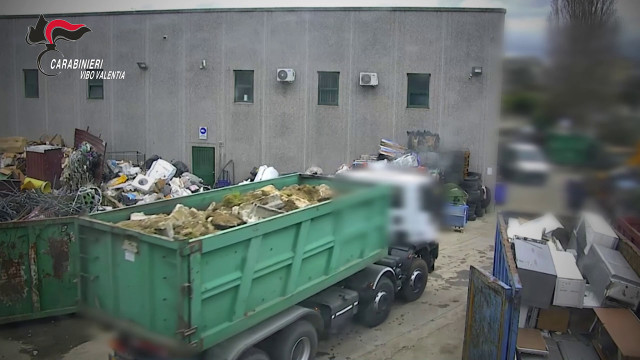 Azienda abbandonava rifiuti pericolosi, 16 indagati a Vibo Valentia