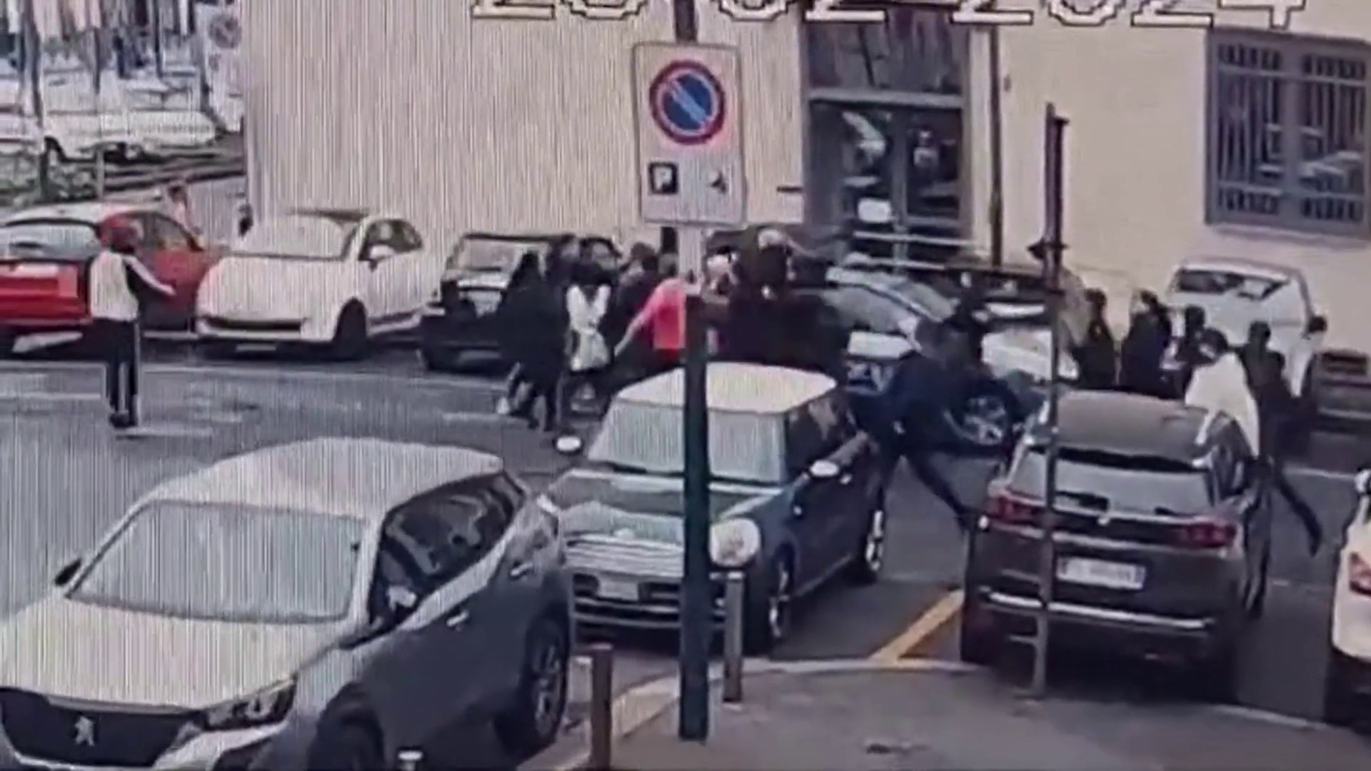 Torino, antagonisti assaltano volante della Polizia fuori da Questura