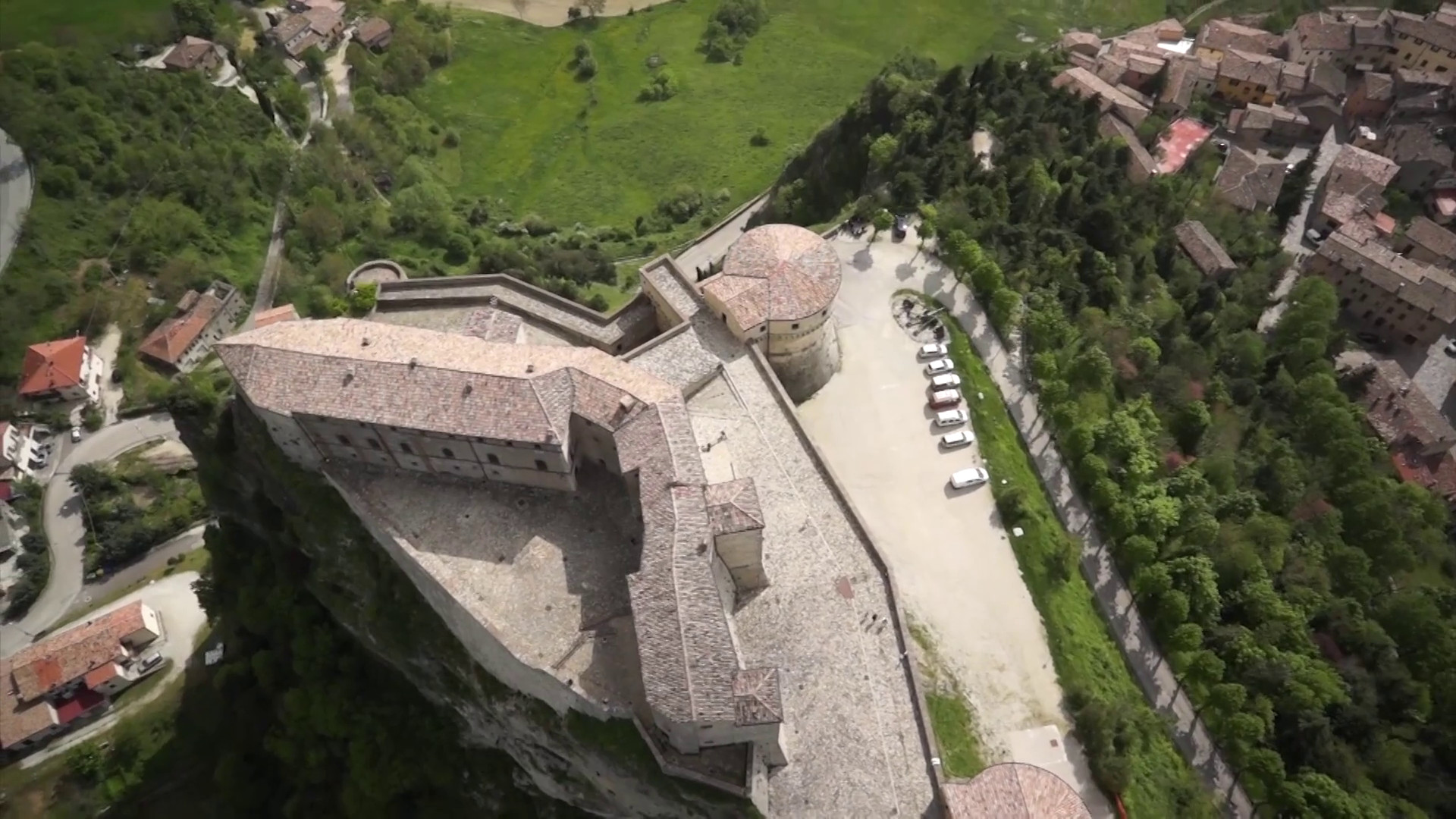 San Leo connessa al futuro con Open Fiber, la fibra abilita l’albergo diffuso