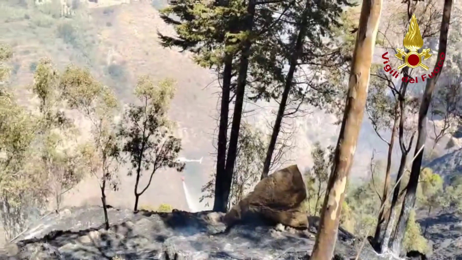 Taormina, vasto incendio danneggia serbatoio dell'acquedotto comunale