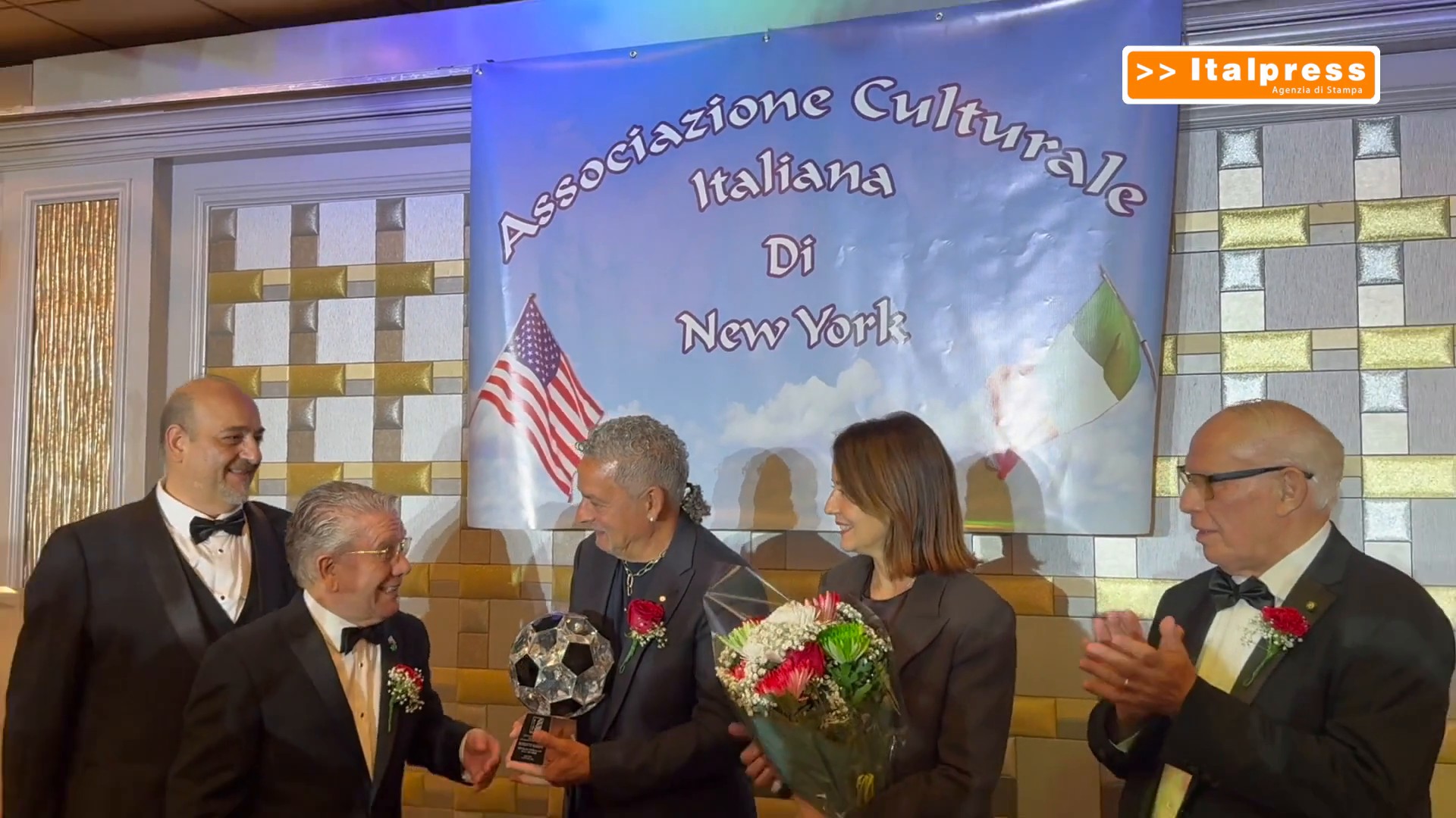 Baggio premiato a New York come miglior giocatore italiano di sempre