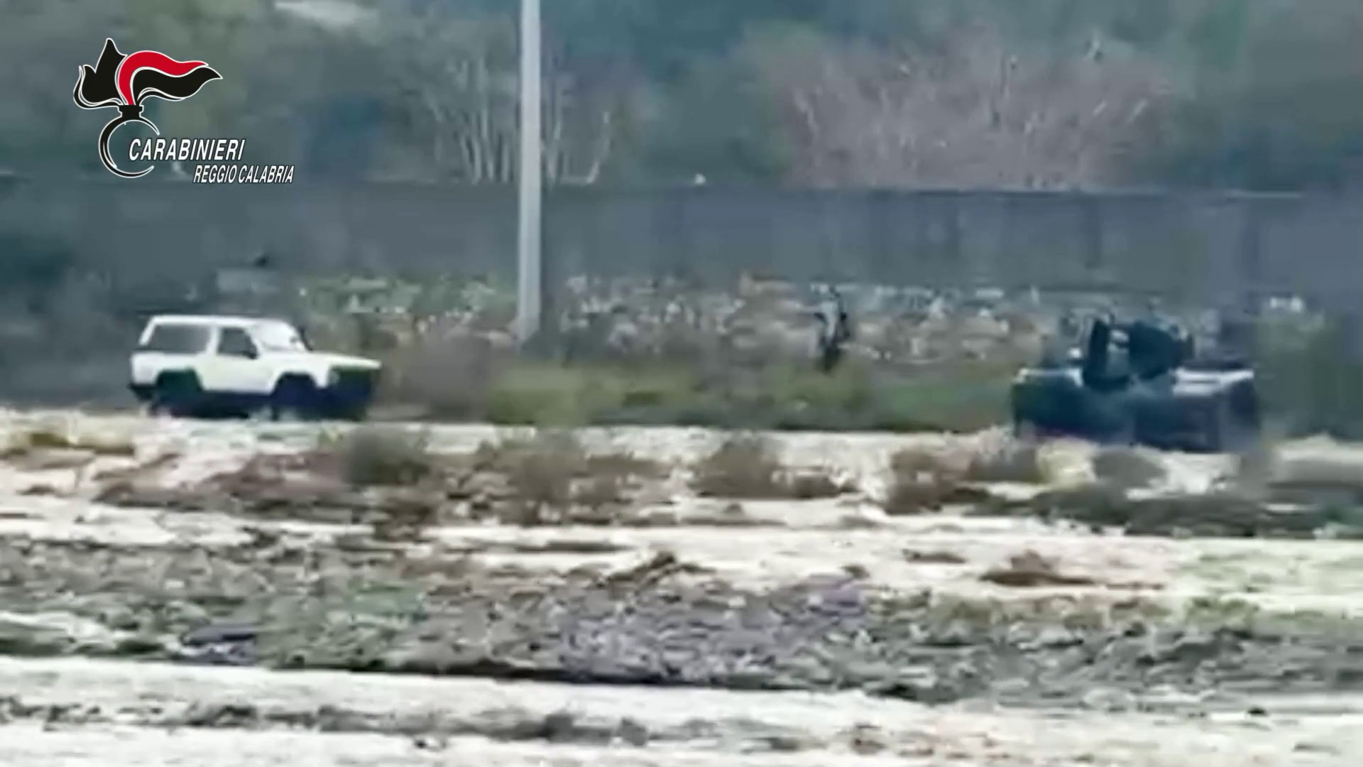 Auto si ribalta in un torrente nel Reggino, tratte in salvo due persone