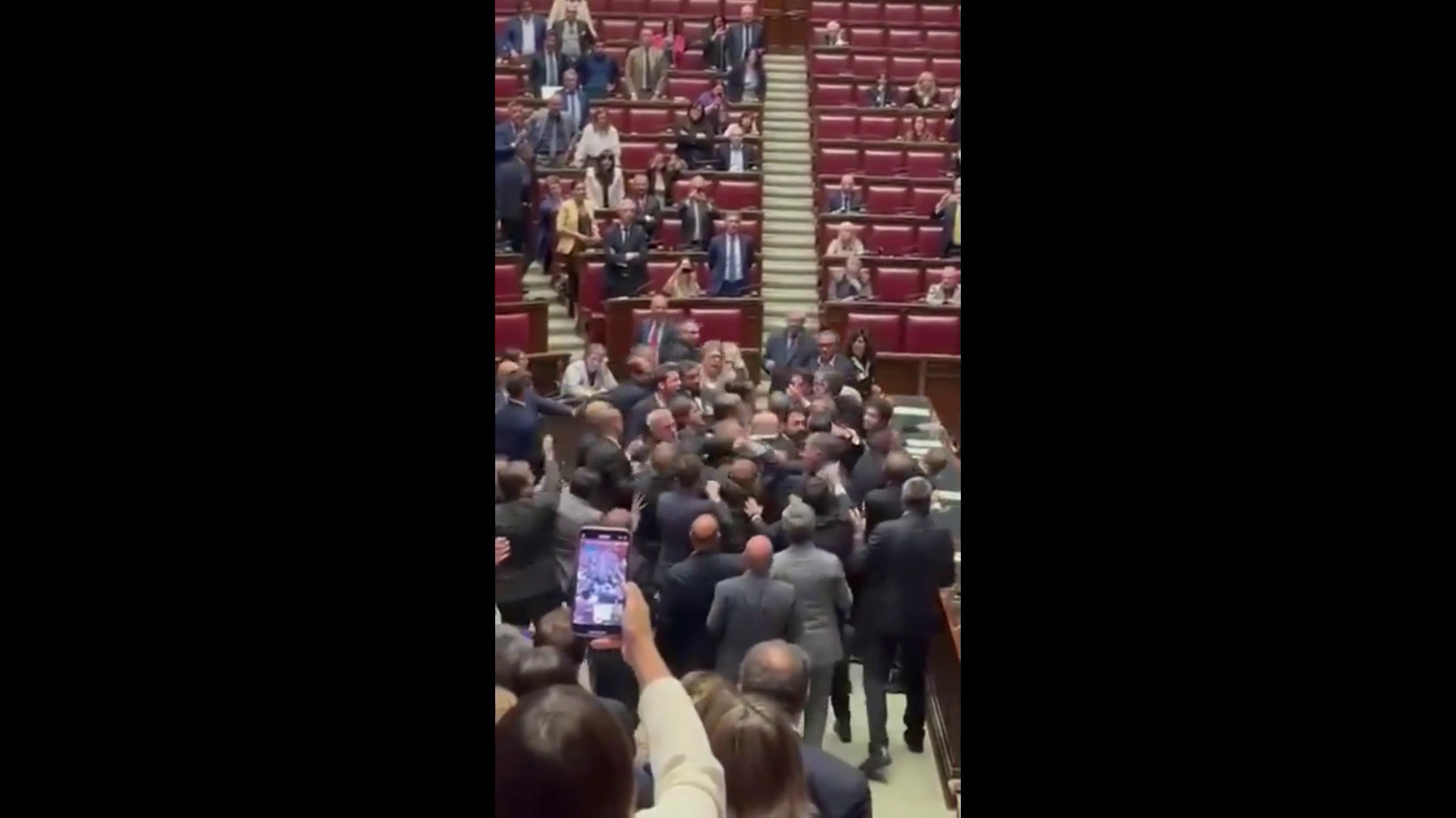 Rissa alla Camera durante discussione sull'Autonomia, le immagini