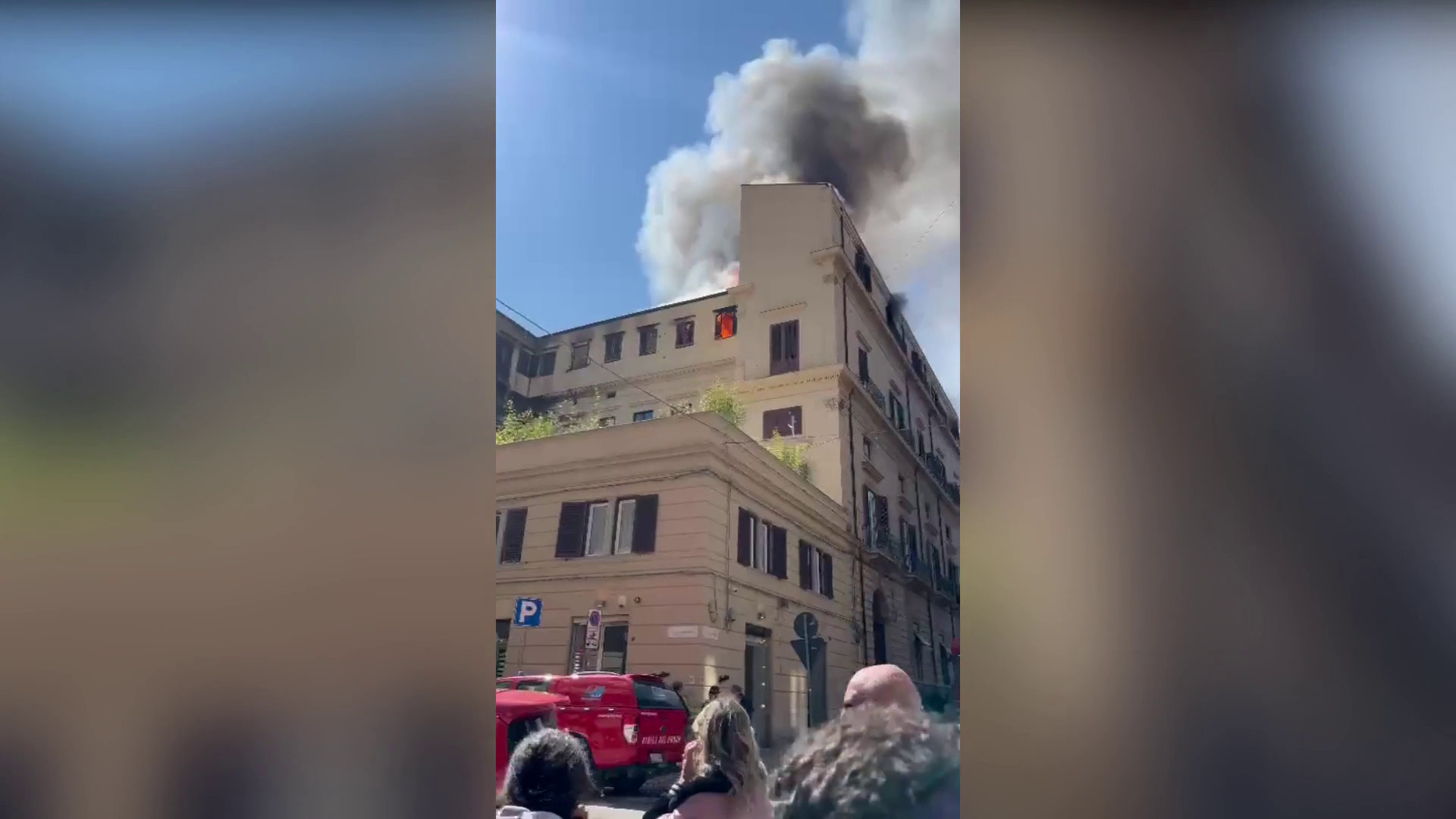 Incendio in centro a Palermo, le immagini del rogo