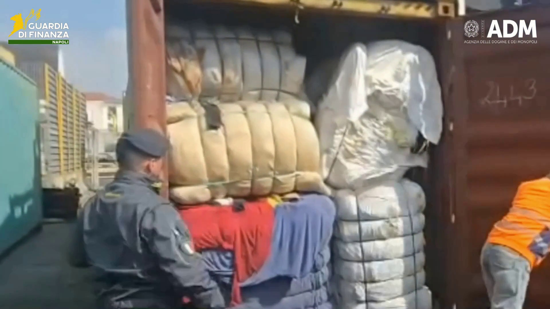 Sequestrati al porto di Napoli 130kg di rifiuti tessili