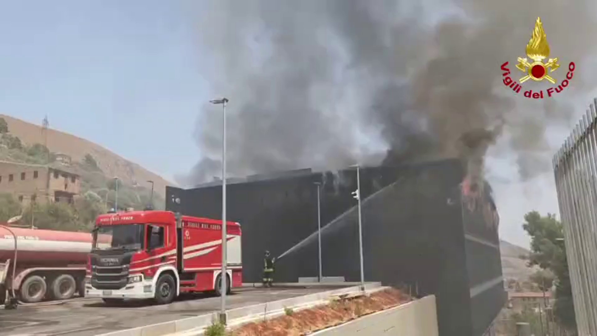 Incendio in attività commerciale nel Palermitano, le operazioni di spegnimento