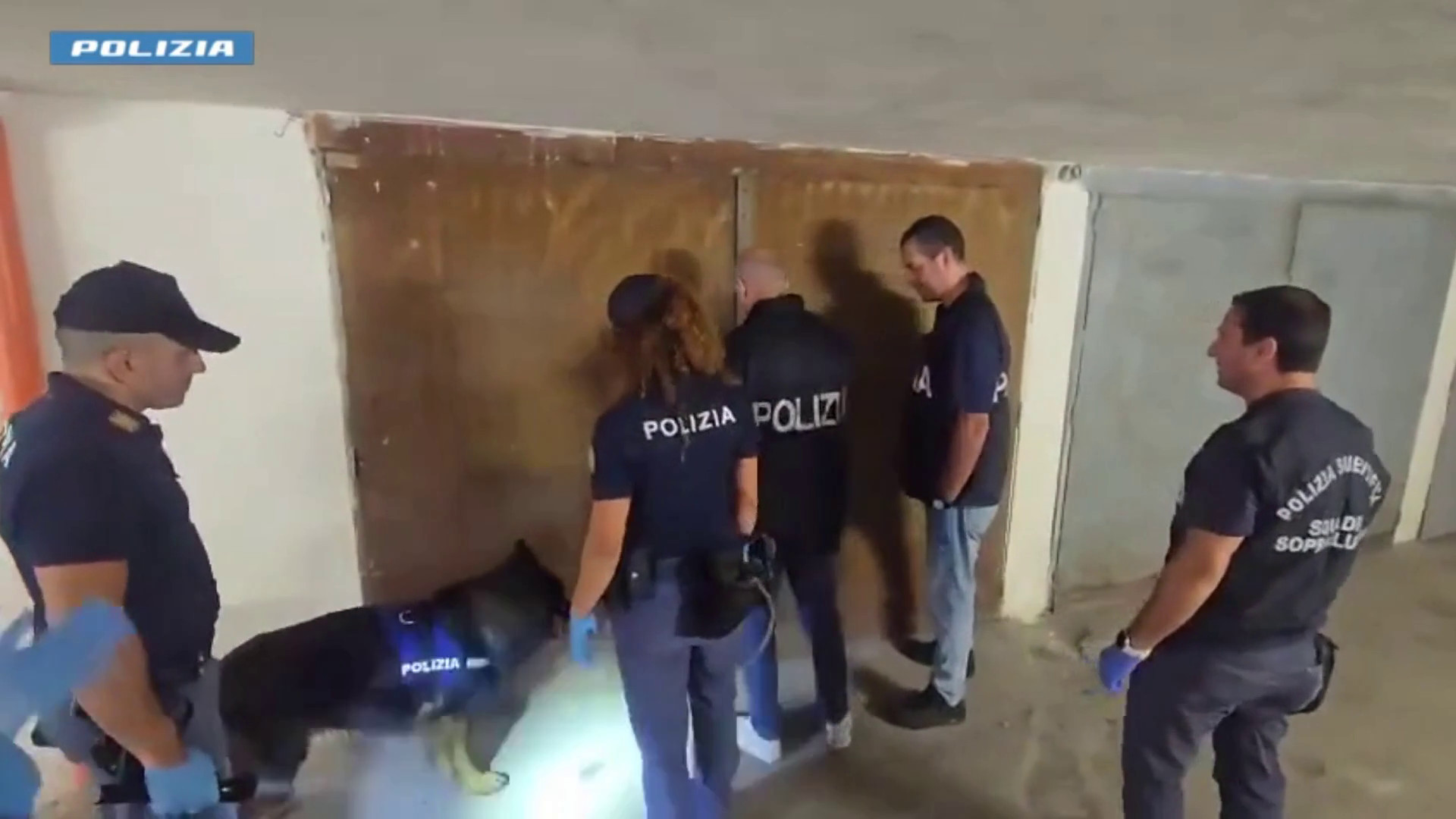 Arsenale in un garage a Catania, la Polizia sequestra numerose armi
