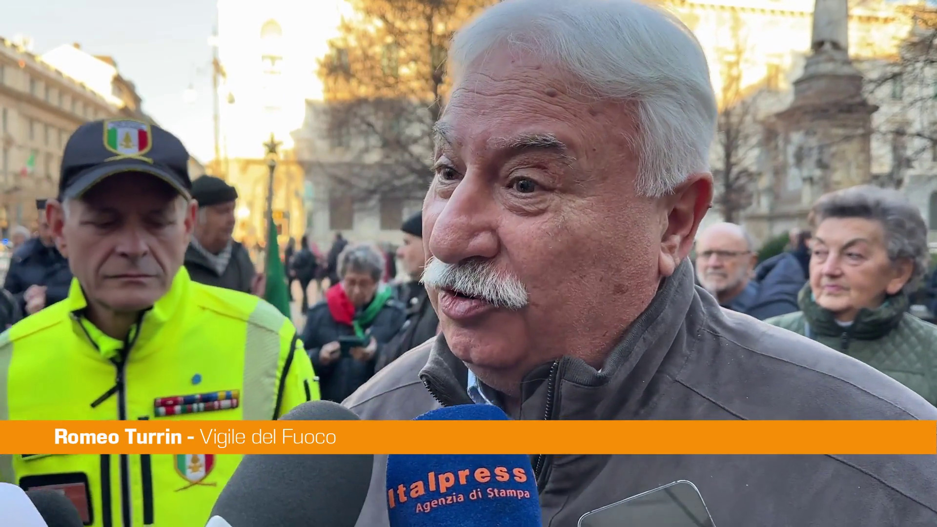 Vigile del fuoco torna a Piazza Fontana dopo 56 anni 