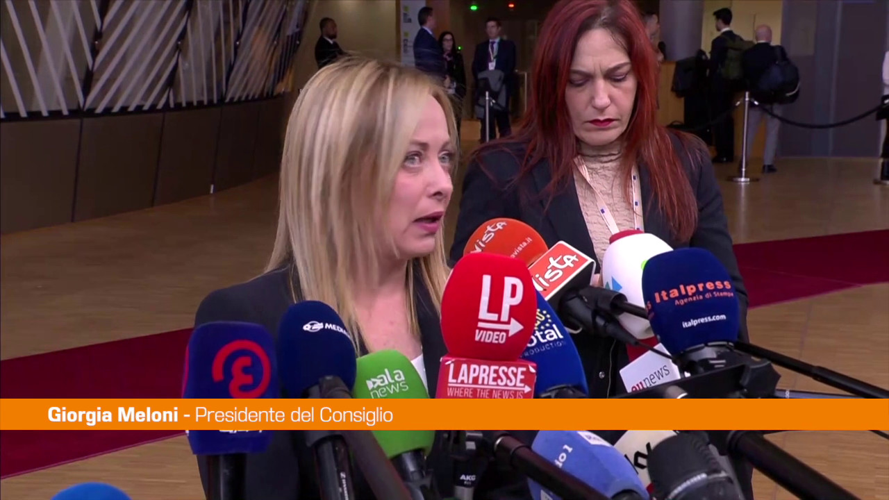 Meloni “Incontro costruttivo con Macron, nuovo protagonismo Italia”