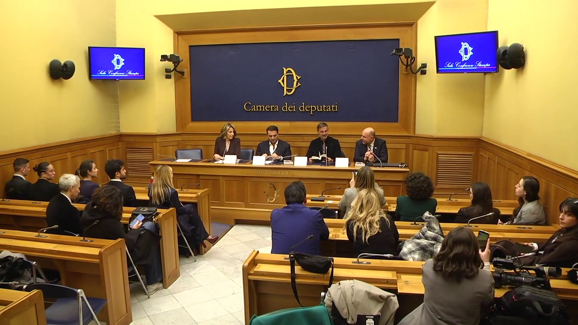 Beppe Convertini racconta l'Italia nel libro 