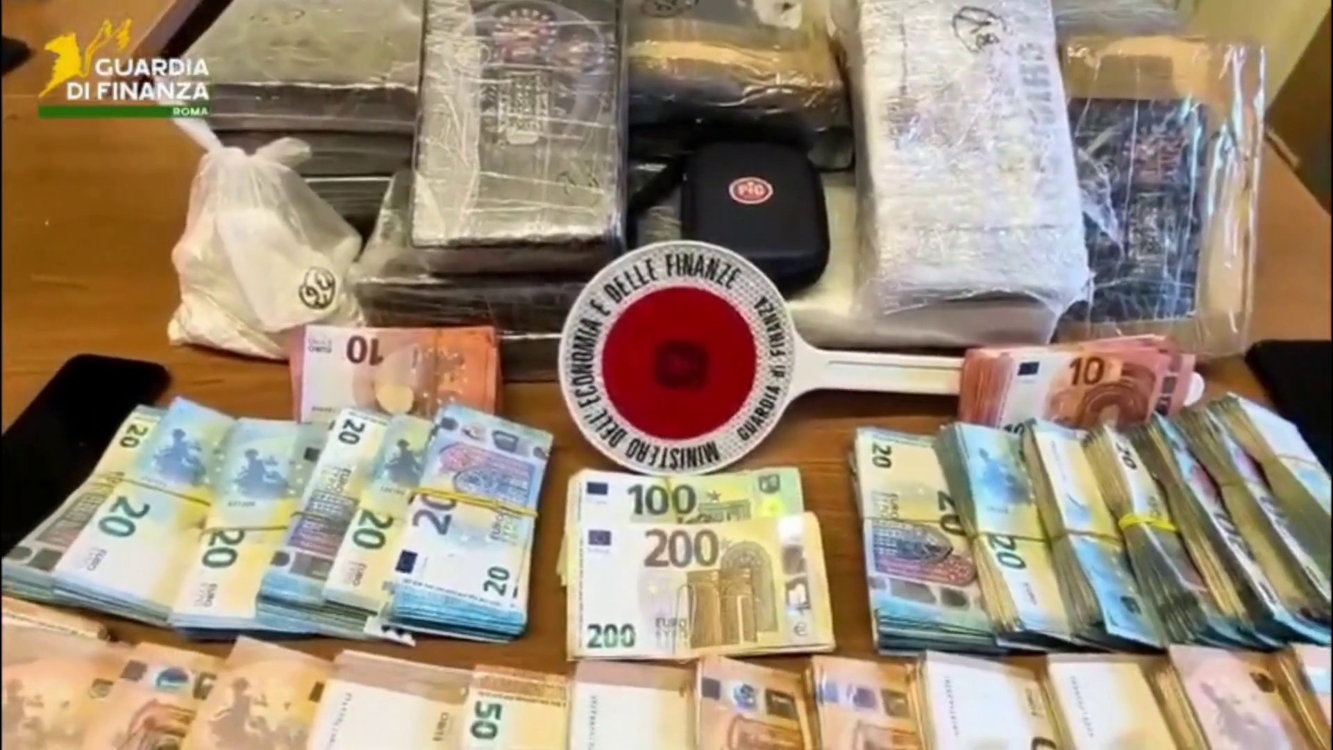 Trovato con 20 chili di cocaina e 100mila euro, arrestato nell'hinterland romano