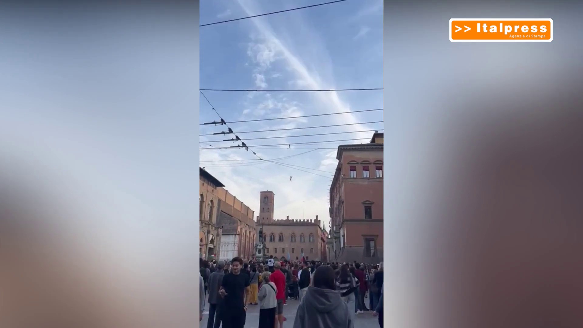 Pro-Pal, a Bologna funamboli sospesi a decine di metri per protesta