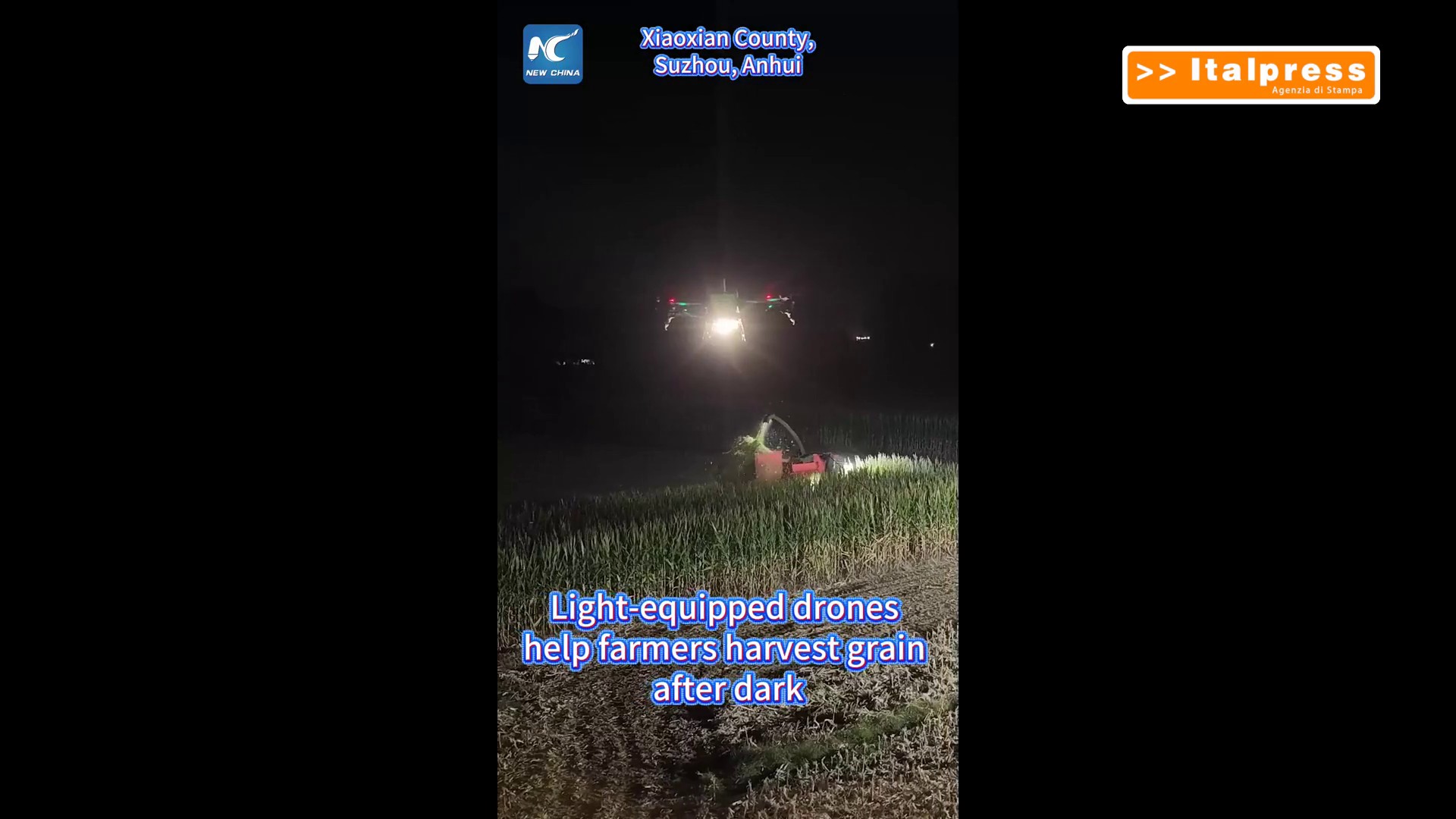 Cina, droni illuminano la raccolta notturna dei cereali nell'Anhui