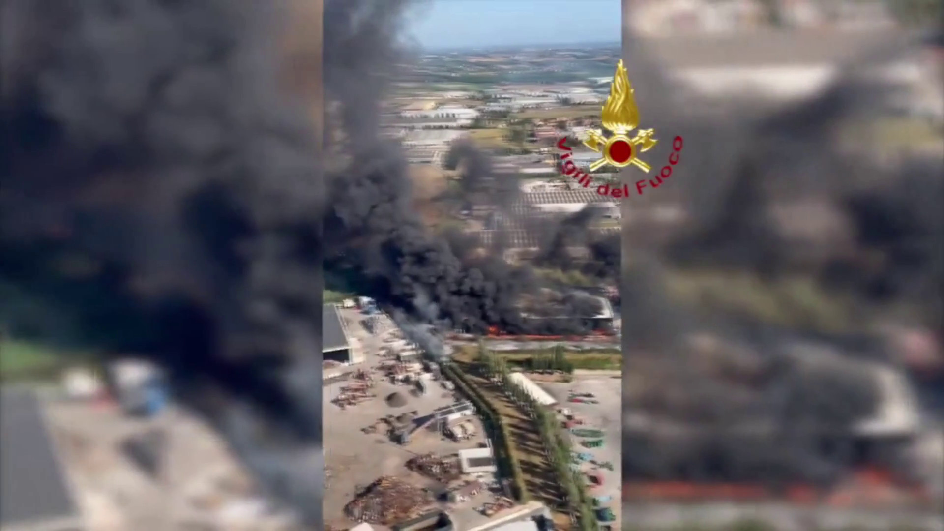 Roma, incendio in azienda di materiale elettrico a Santa Palomba