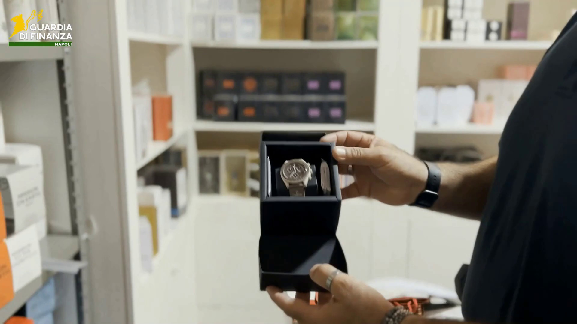 Napoli, scoperta una "boutique" del falso: denunciati due coniugi