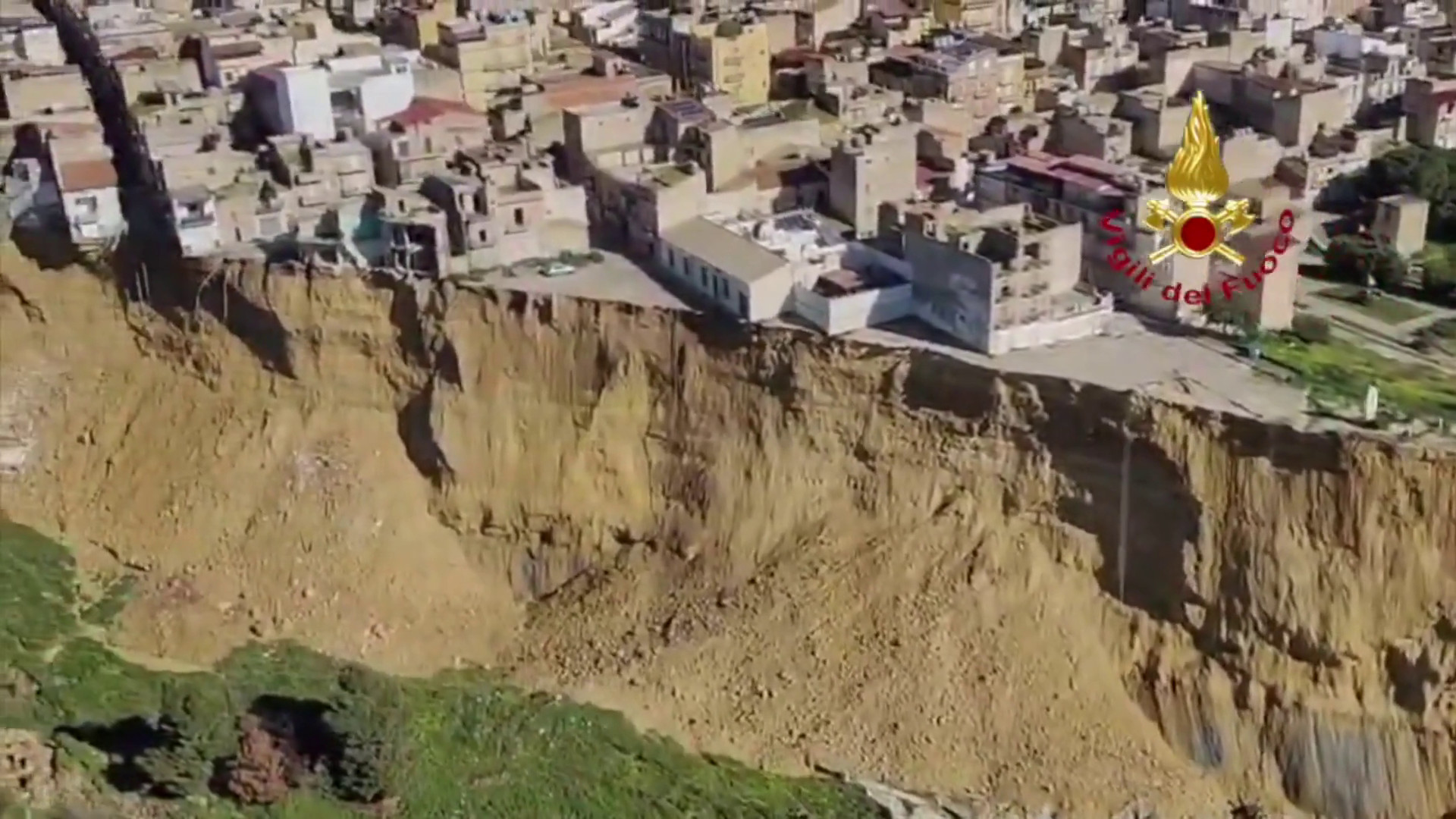 Frana di Niscemi, monitoraggio dei Vigili del Fuoco con il sorvolo della zona