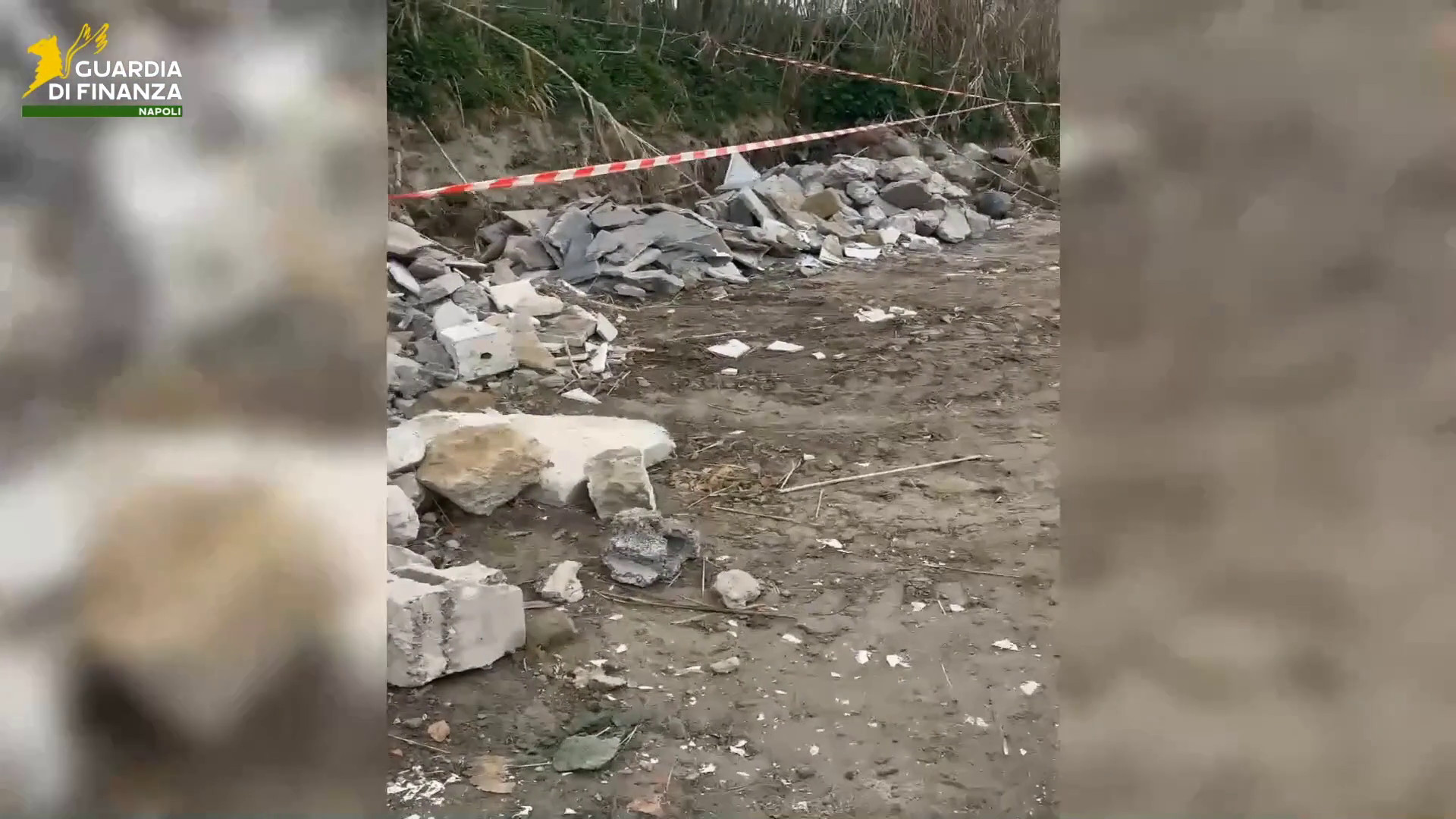 Trecento metri quadrati di terreno vegetale trasformati in una discarica abusiva