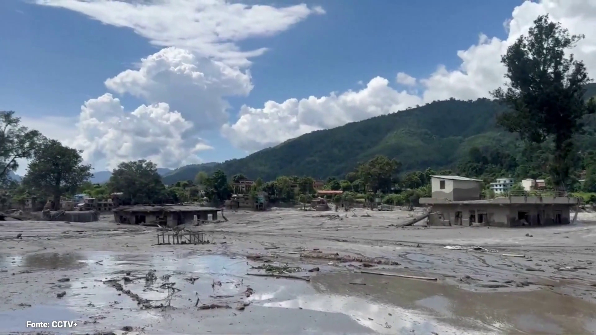Proseguono le operazioni di soccorso in Nepal e in Cina dopo la devastante frana