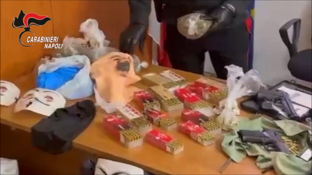 Sequestro di armi e droga a Napoli, anche maschere di “V per vendetta”